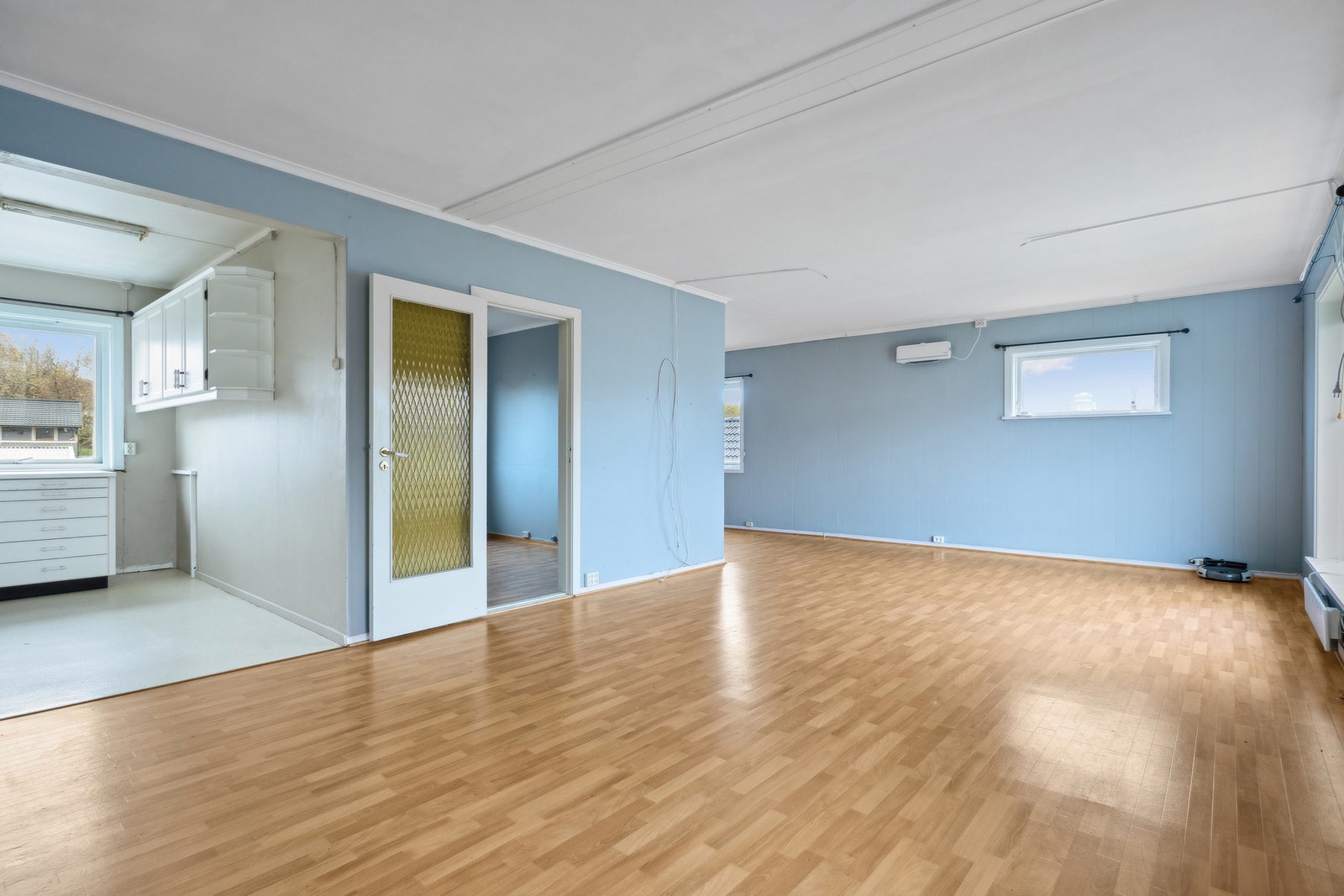 Delvis åpen løsning mellom stue og kjøkken Galleribilde