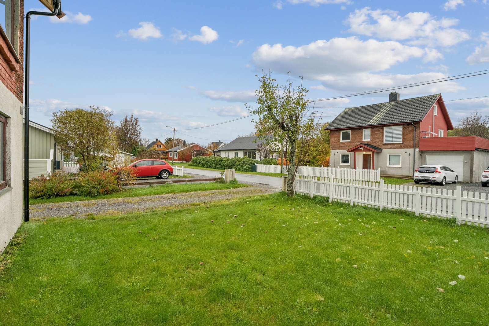 Boligen ligger sentralt i Sandnes med gåavstand til sentrum - Pent opparbeidet hage Galleribilde