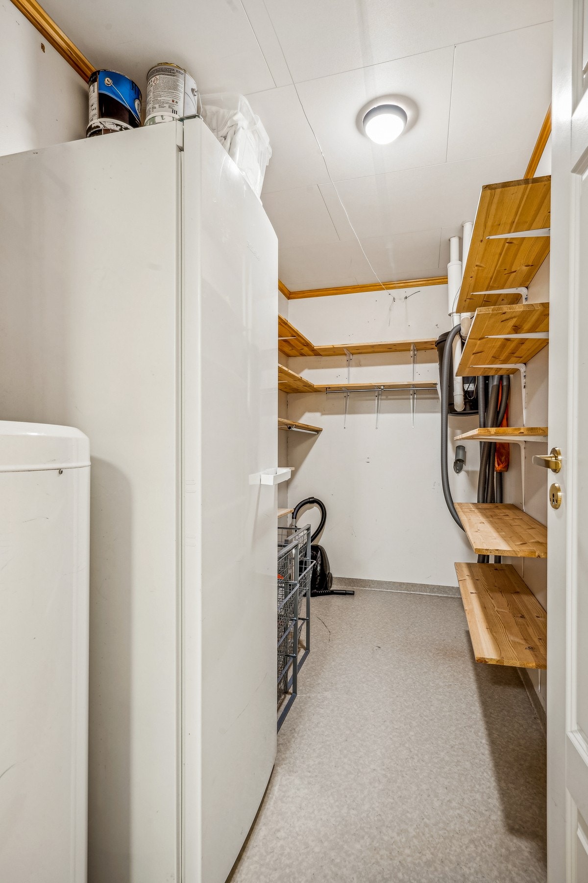 Innenfor badet får du en stor bod med gode oppbevaringsmuligheter Galleribilde