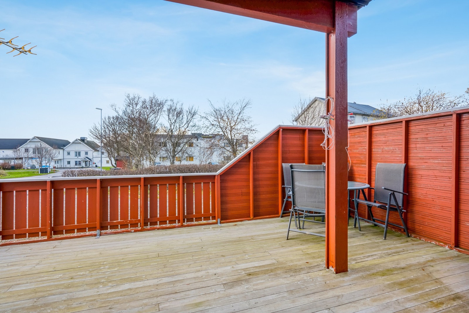 Fra stuen kommer du ut til en delvis overbygget terrasse med gode lysforhold Galleribilde