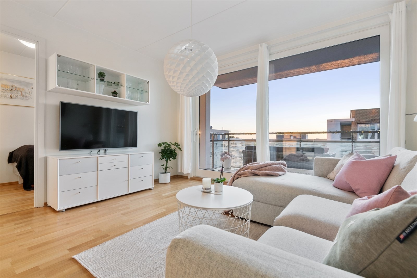 I stuen har du god plass til å møblere med stor sofagruppe og medievegg Galleribilde