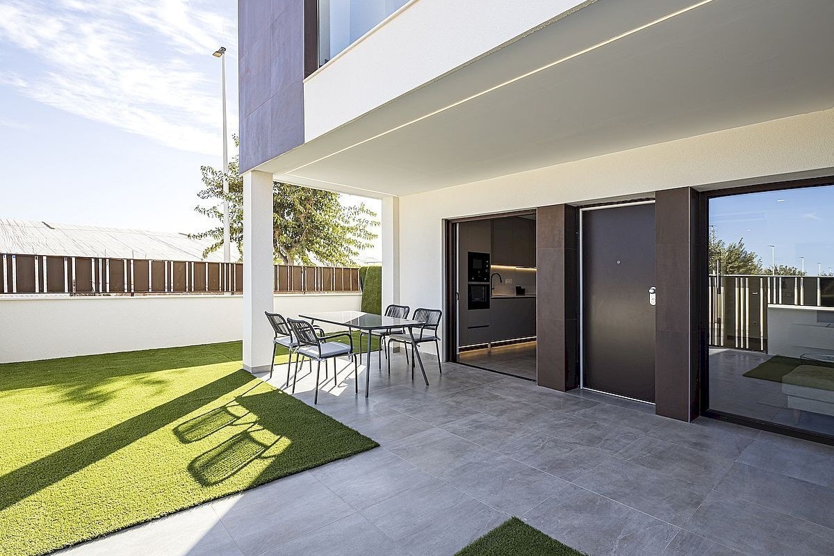 Noen har hage/terrasse utenfor stuen Galleribilde