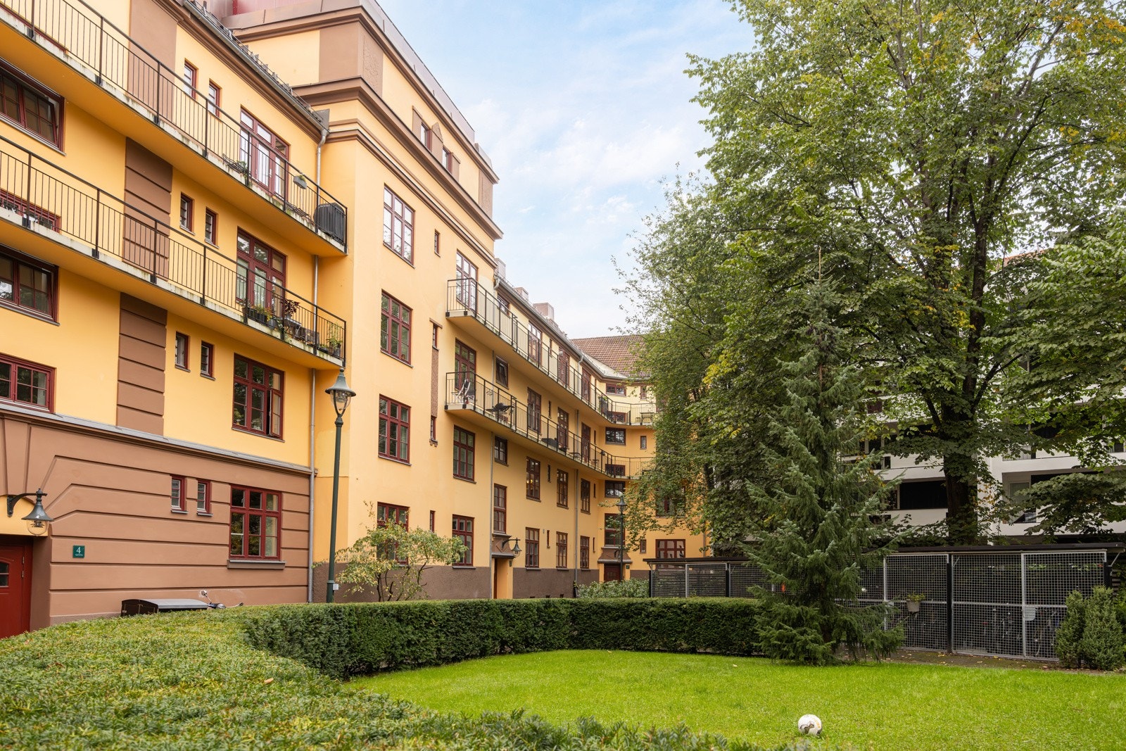 Praktfullt bilfritt gårdsrom. Galleribilde