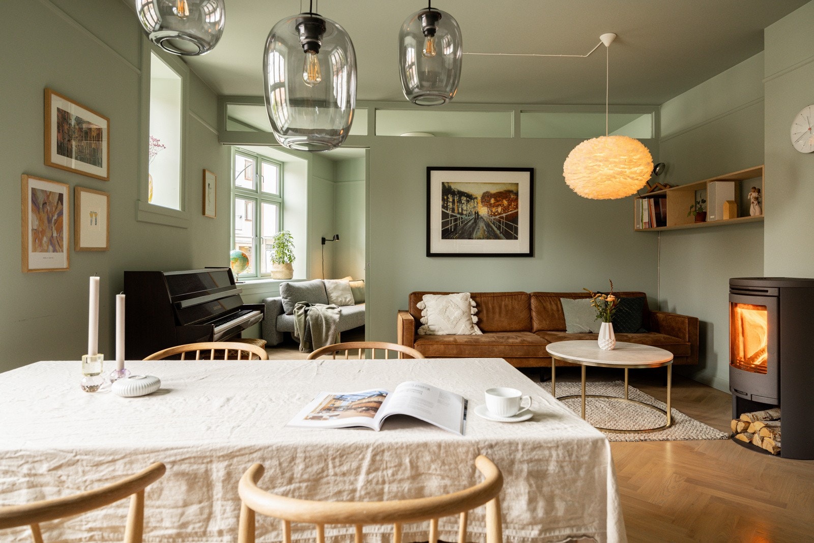 God plass til både spisebord og sofagruppe. Galleribilde