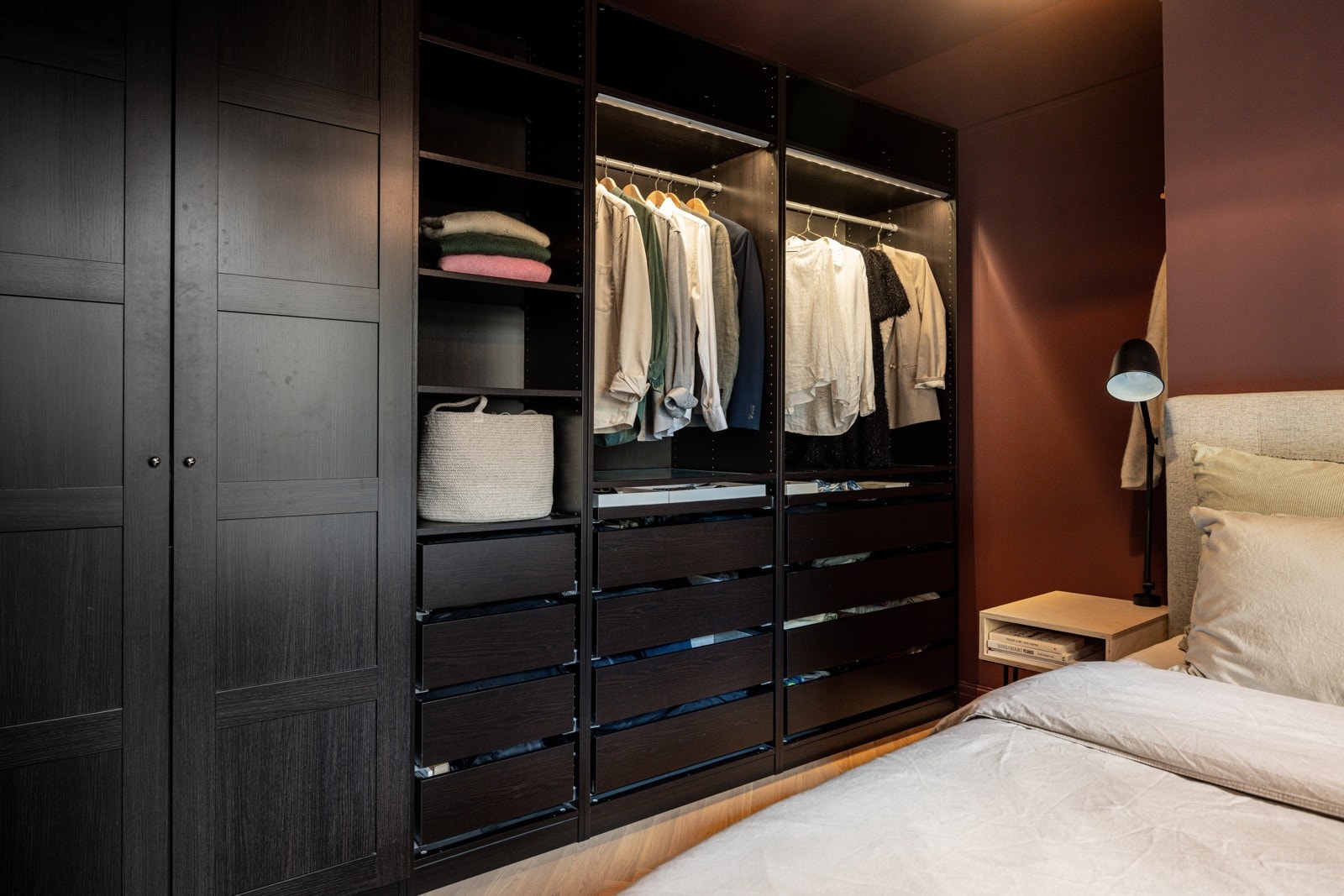 Stor garderobe med integrert belysning. Galleribilde