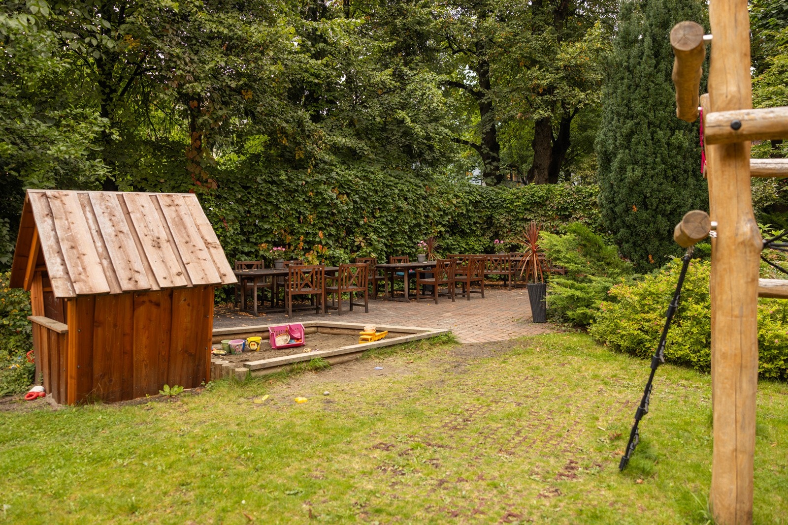 Barnevennlig gård med lekeareal i lukket gårdsrom. Galleribilde
