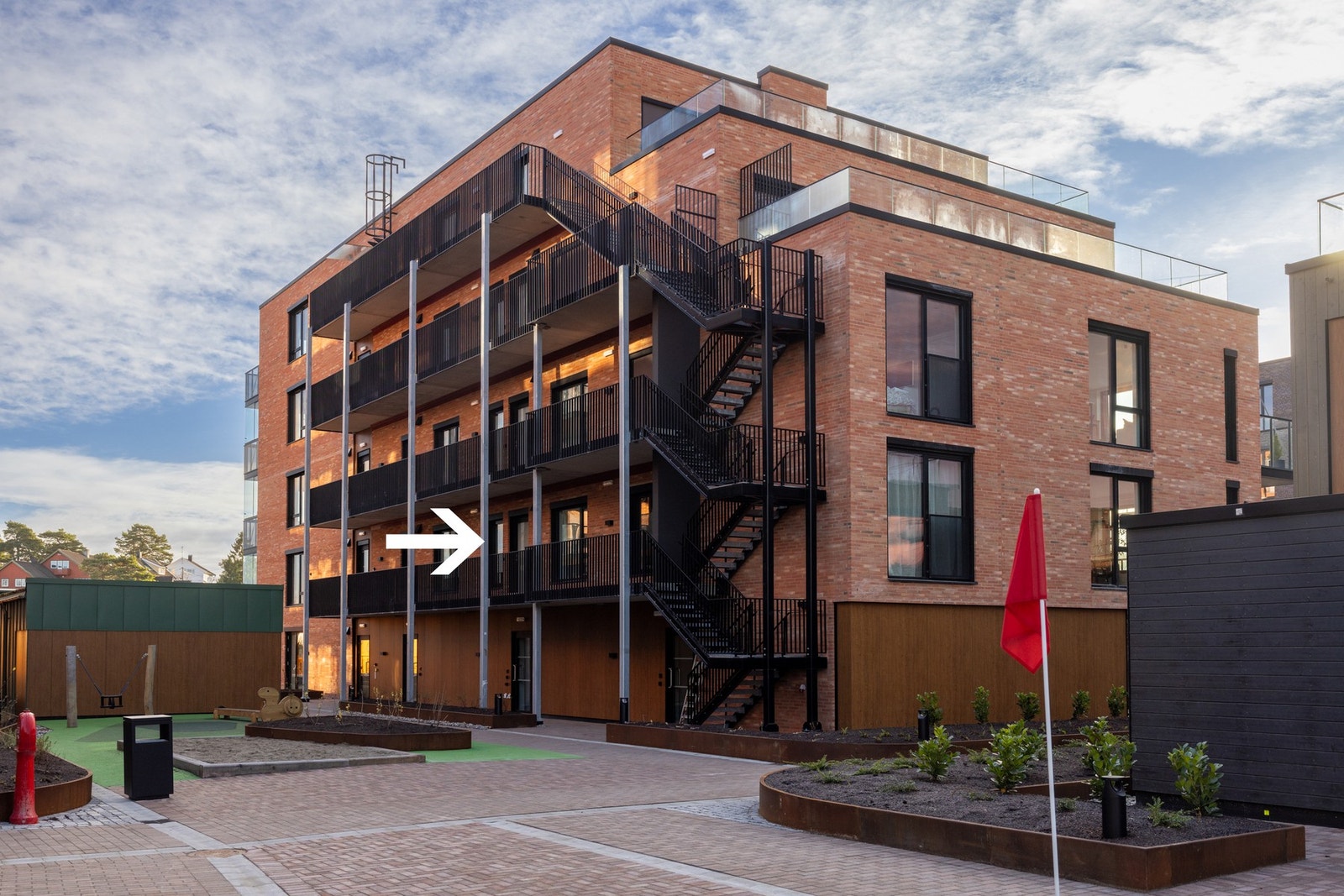 Adkomst til bolig fra svalgang. Tilgang til privat bod på 5m² samt sykkelbod fra takhagen en trapp ned Galleribilde