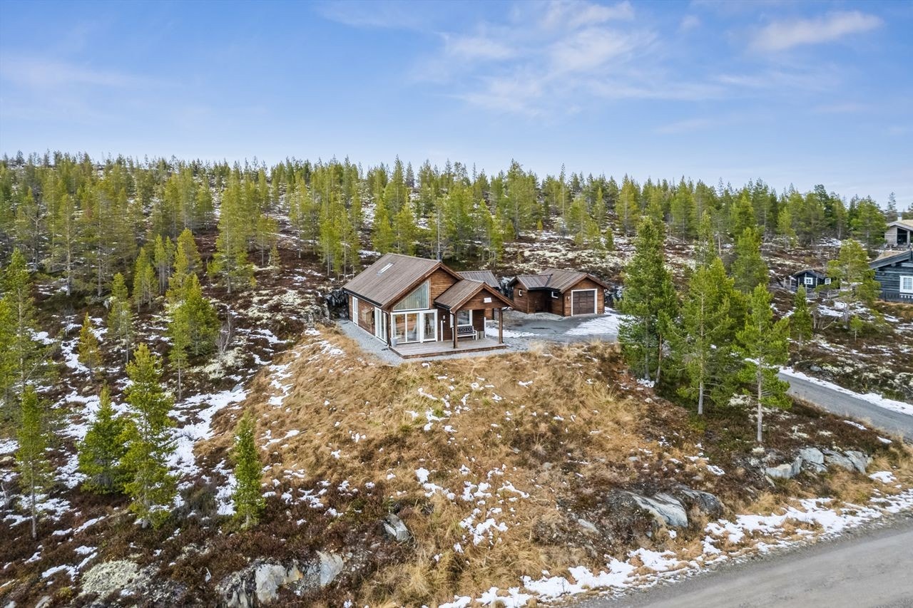 Hytta ligger fint til øverst i feltet på Klevan. Det er god avstand mellom naboene. Ettersom hytta ligger øverst i feltet og i endevei er det lite biltrafikk. Galleribilde