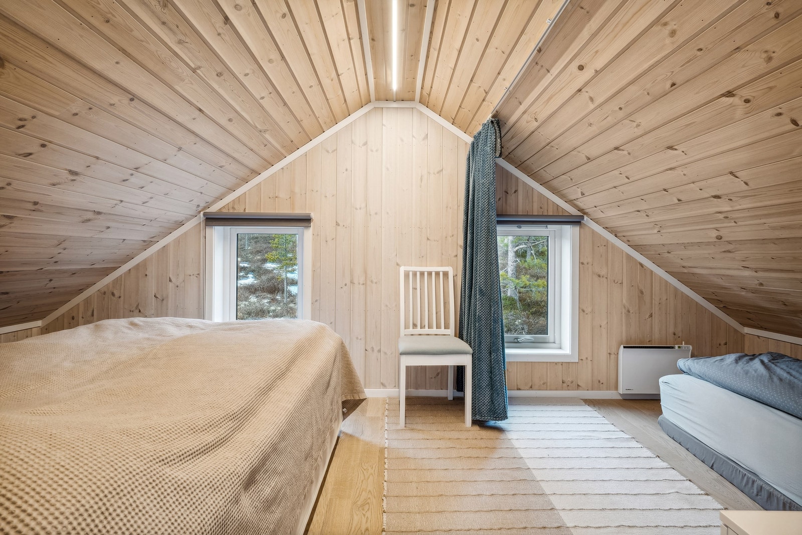 Romslig soverom på loft. Galleribilde