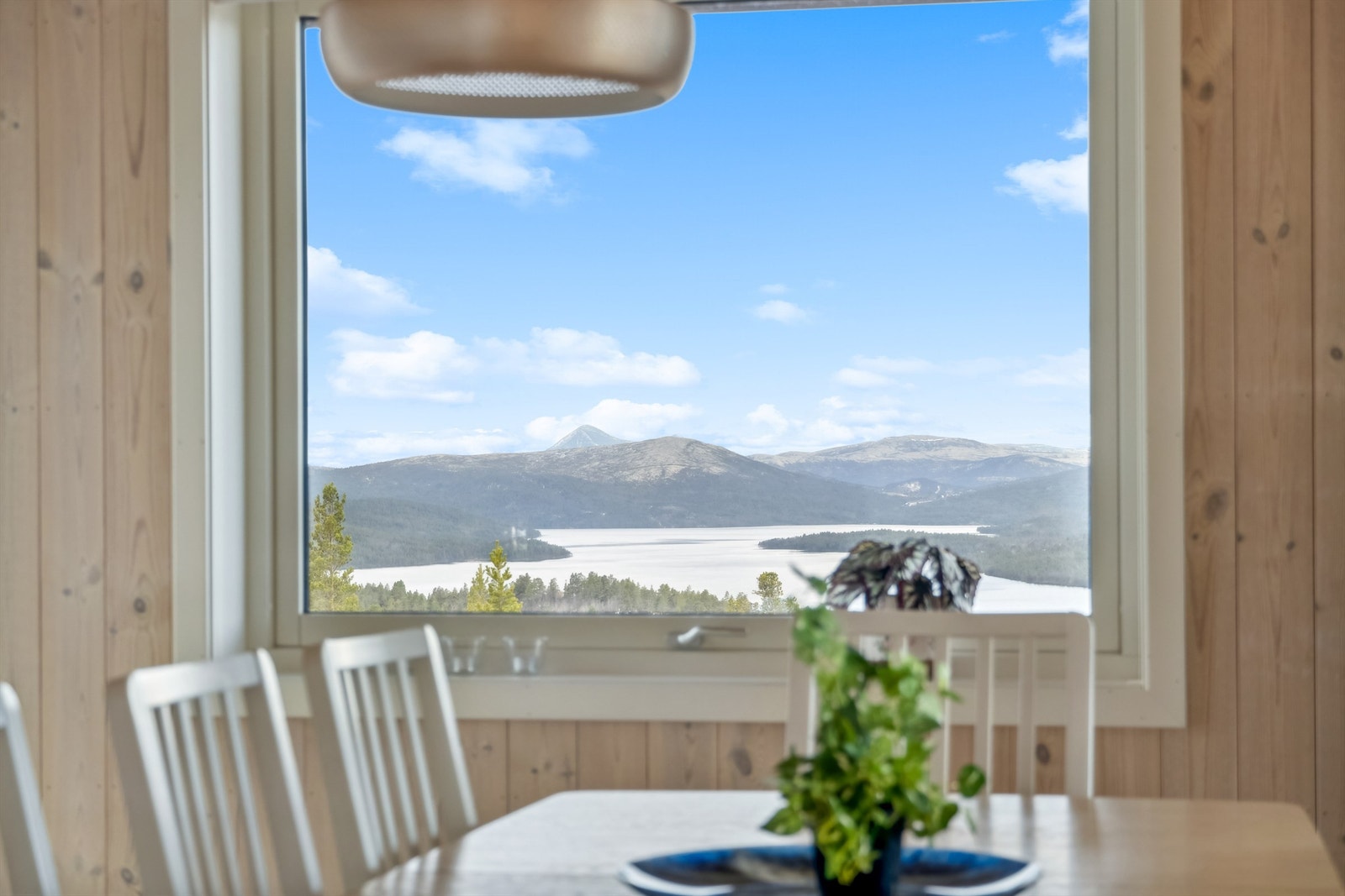 Kjøkken med utsikt mot Savalen. Storsølnkletten (Alvdal) kan skimtes i bakgrunnen. Galleribilde