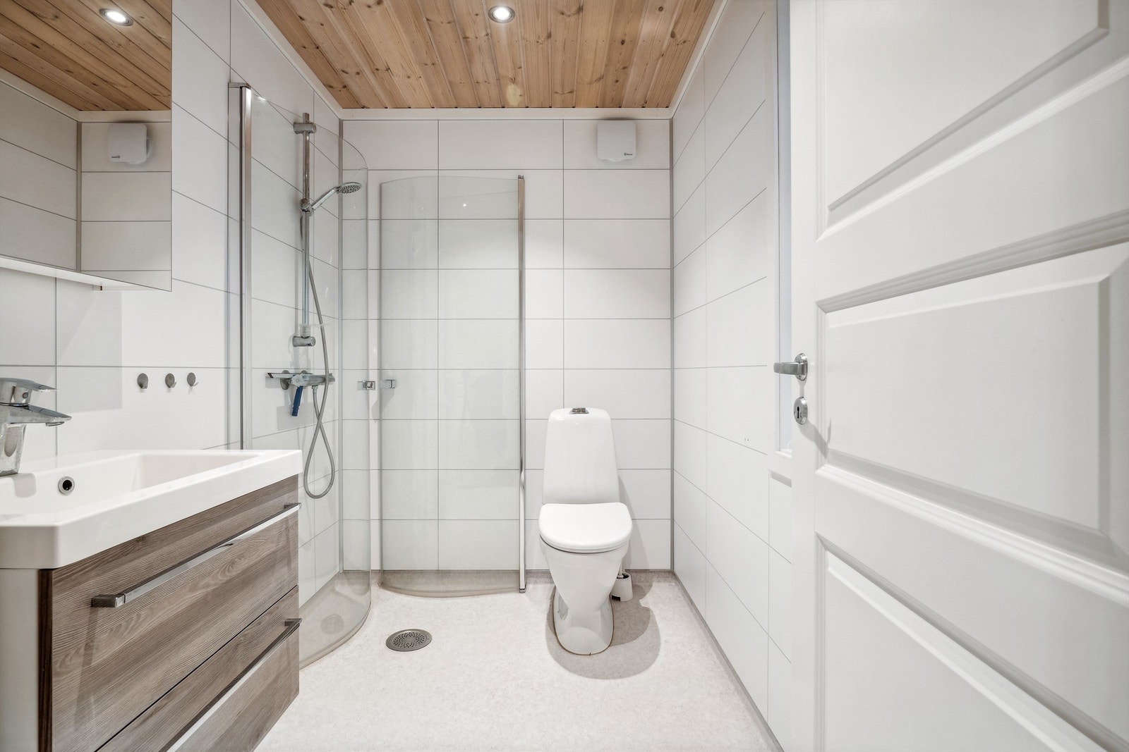 Badet har baderomsplater på veggene og vinylbelegg på gulvet med gulvvarme. Galleribilde