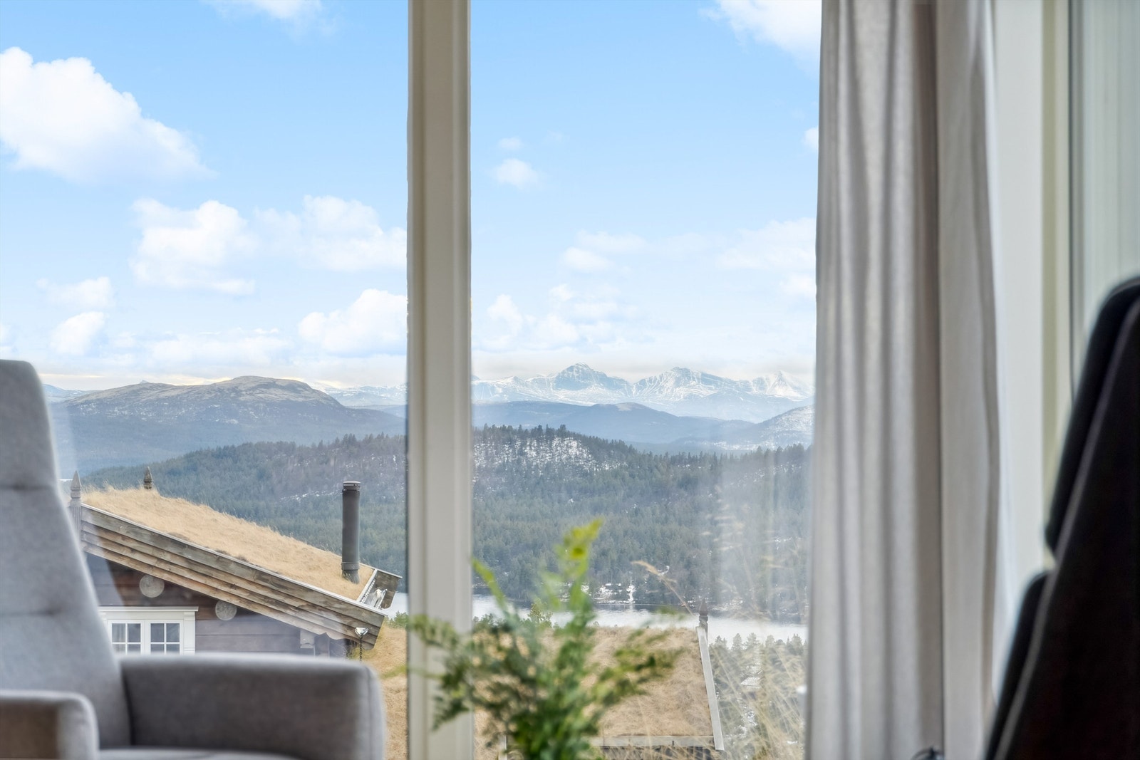 Det er utsikt helt til 2000-meters toppene i Rondane! Galleribilde