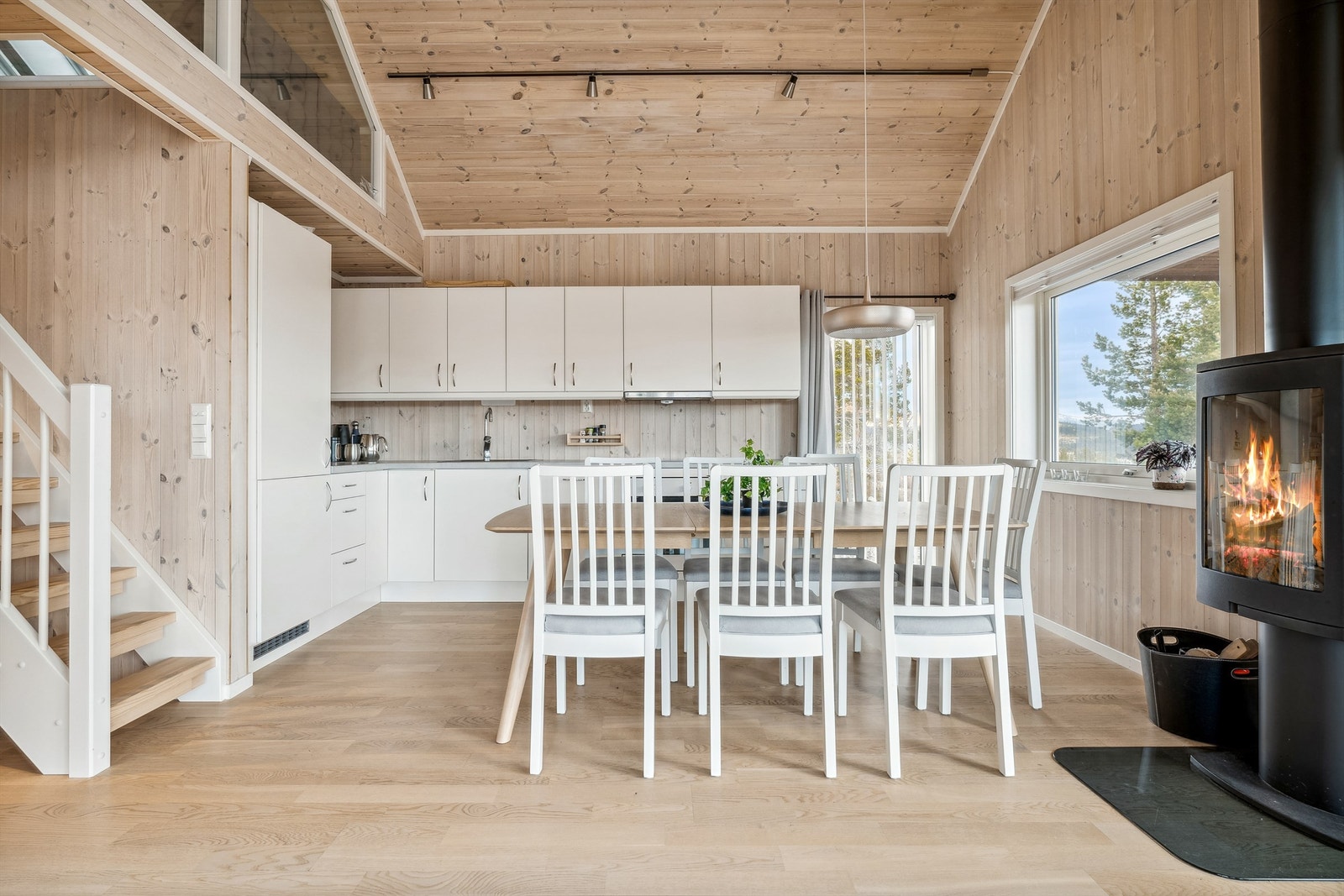 Kjøkkenet har innredning av typen Huseby med glatte fronter. Benkeplate av laminat Galleribilde