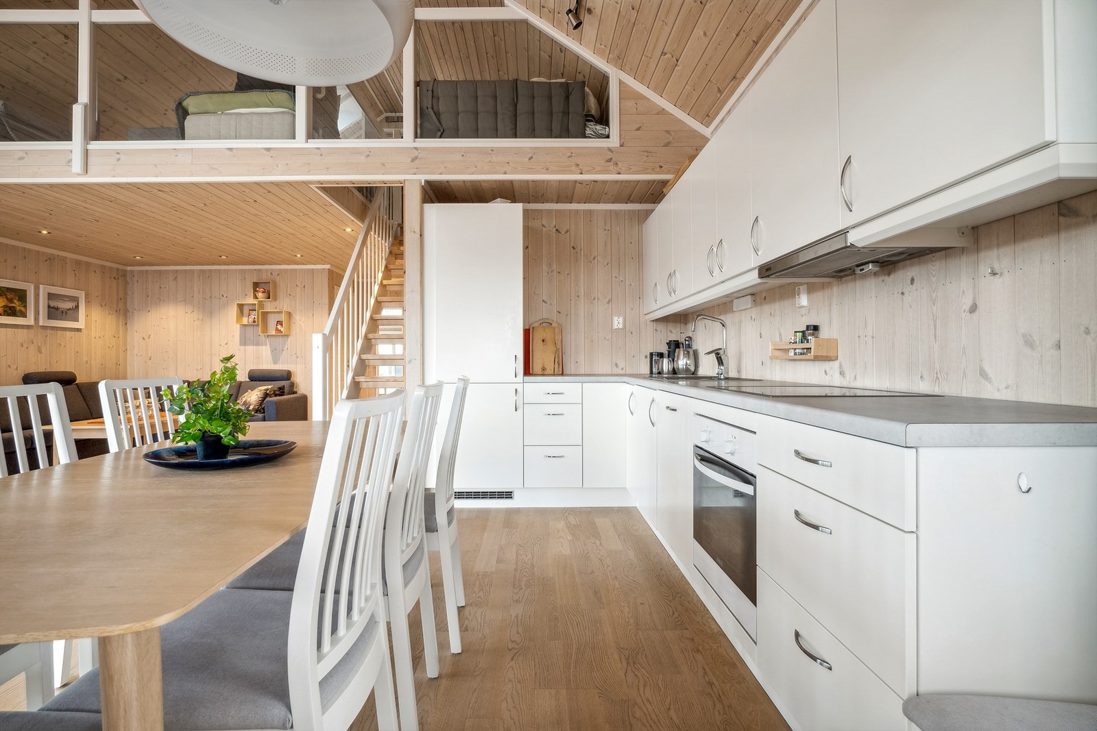 Det er integrert kjøl-/fryseskap, oppvaskmaskin, platetopp og stekeovn Galleribilde