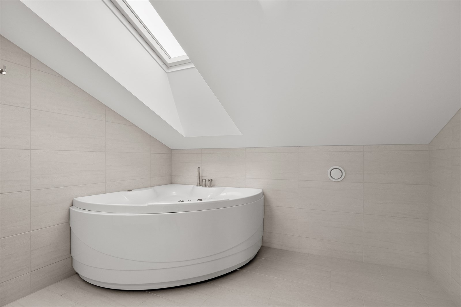 Begge badene har integrert vifte i toalettet med kullfilter! Her er også lydanlegg. Galleribilde