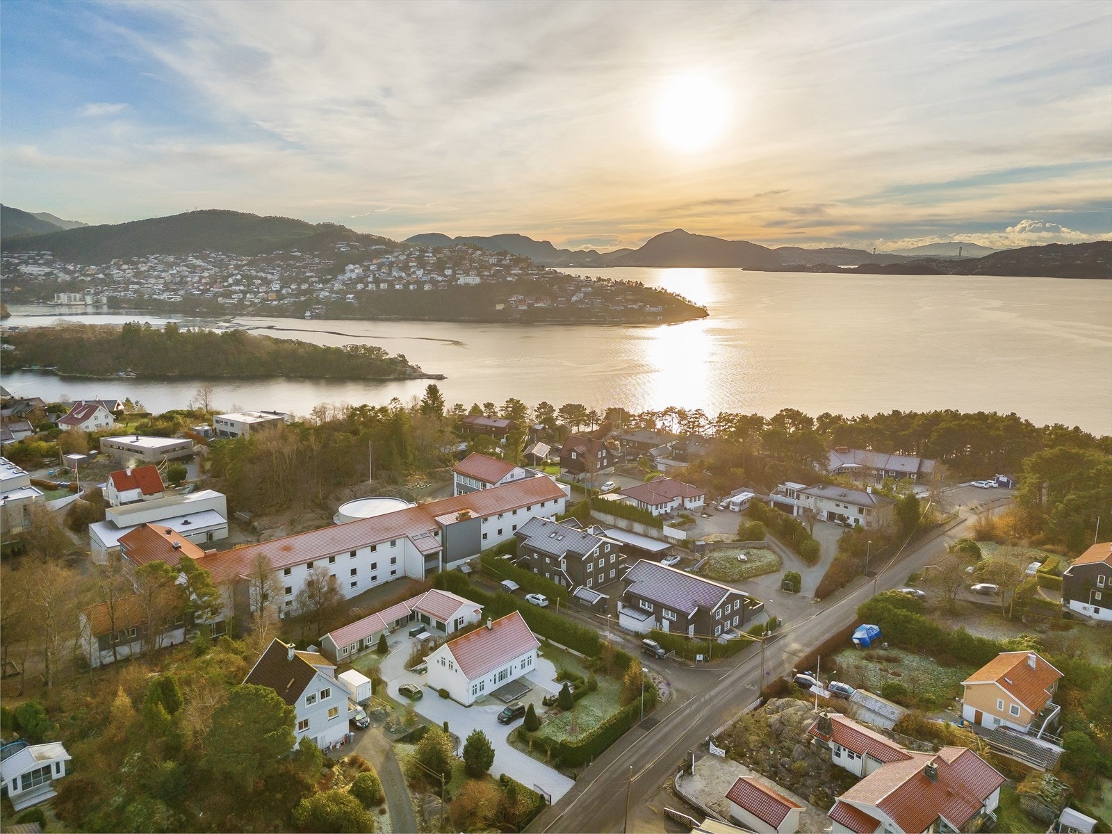 Rundt skolene på Åstveit finnes det et variert aktivitetstilbud, inkludert flere fotballbaner, idrettshall, svømmehall, volleyballbaner, trampoliner og turløyper Galleribilde