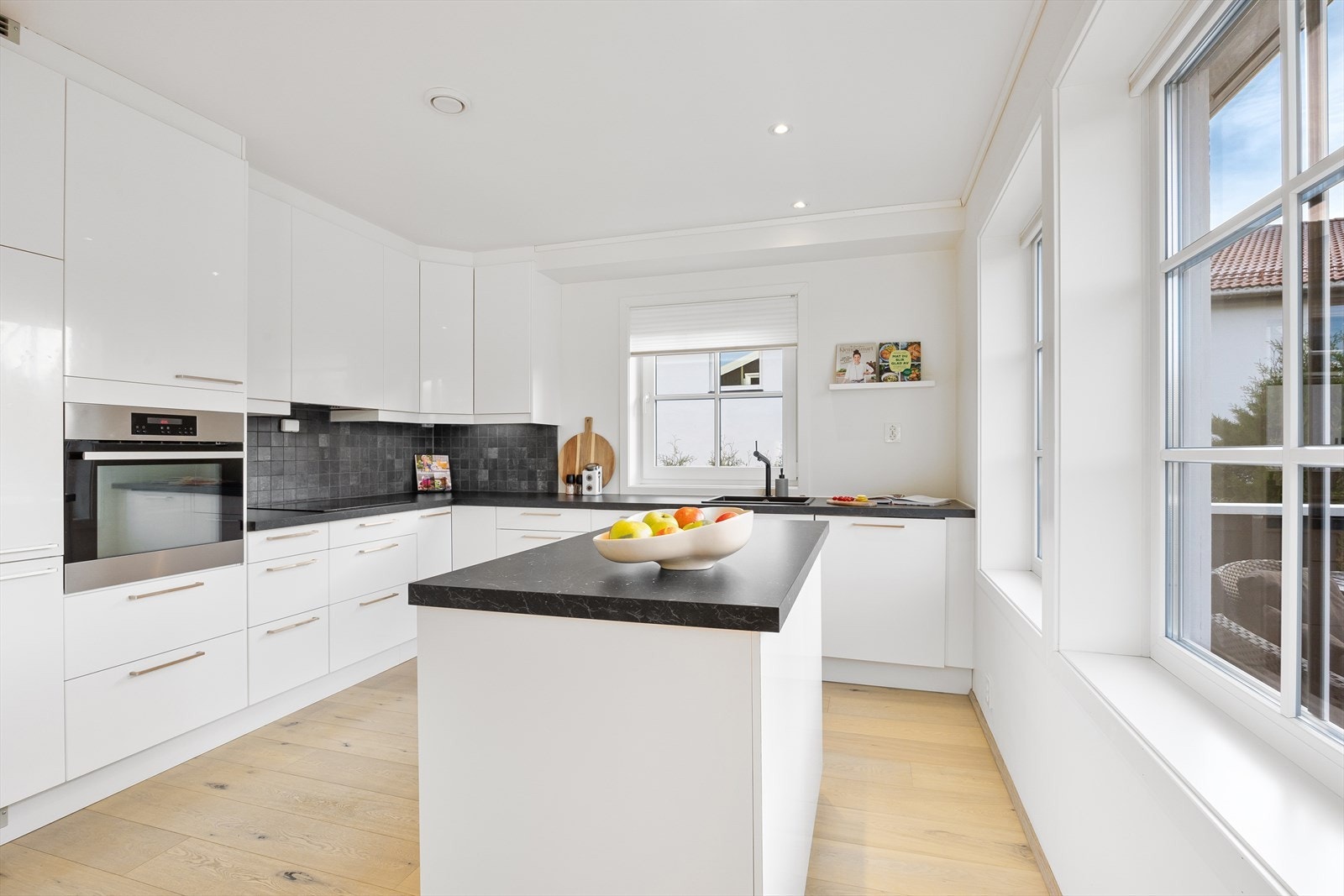 Kjøkkenet er av meget god størrelse og innehar rikelig med oppbevaring- og benkeplass Galleribilde