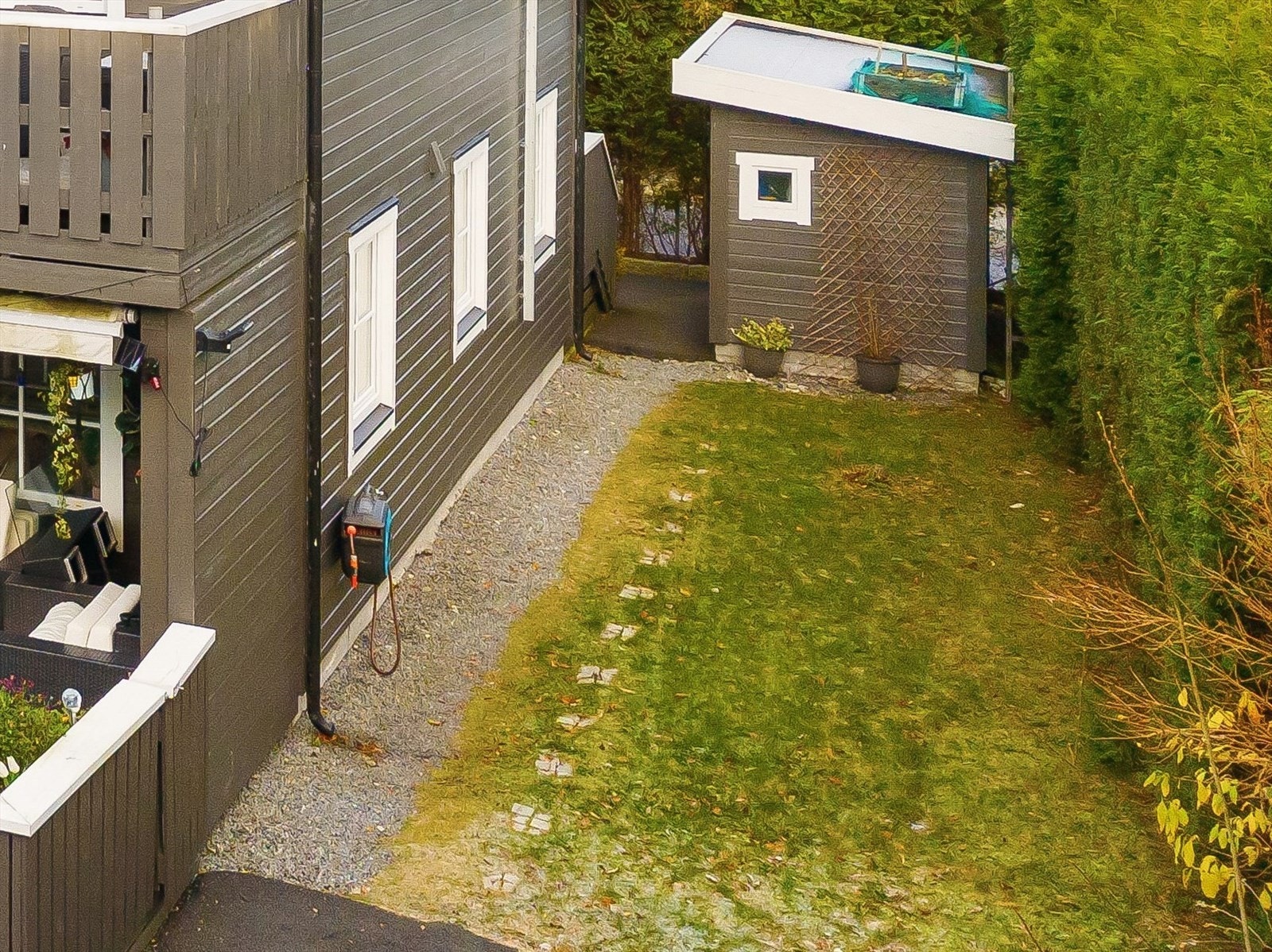 Denne delen har en pent opparbeidet plen på siden av huset. Galleribilde