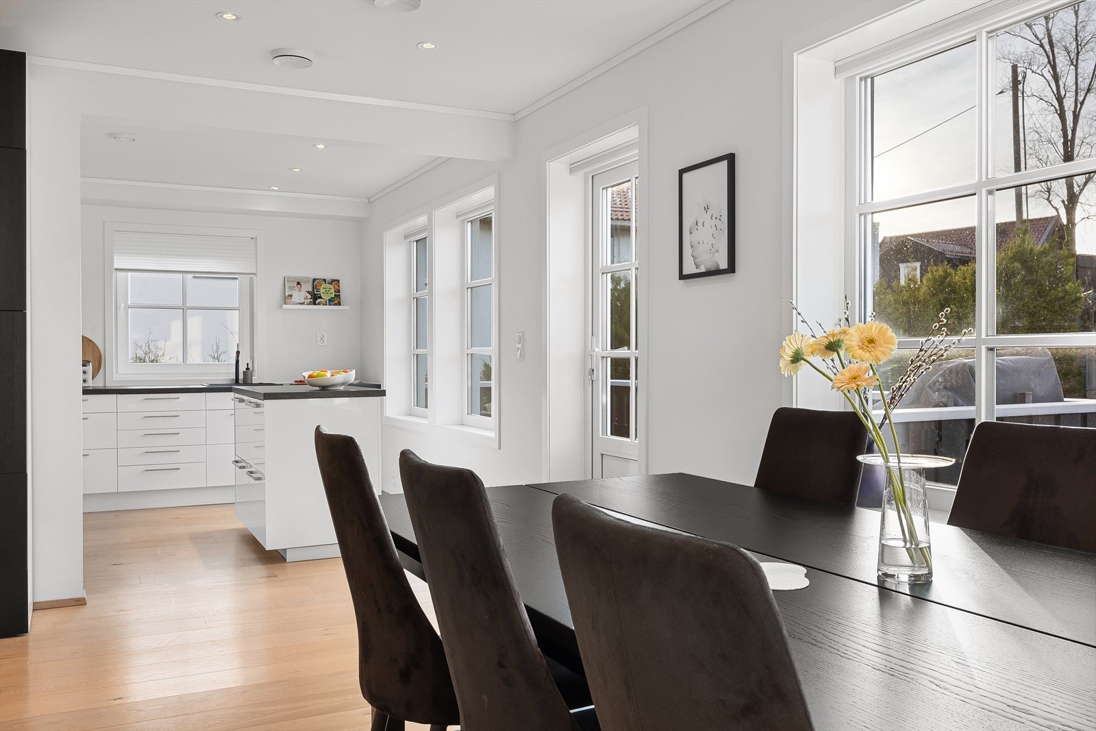 Stuen er av god størrelse og har åpen løsning mot kjøkkenet Galleribilde