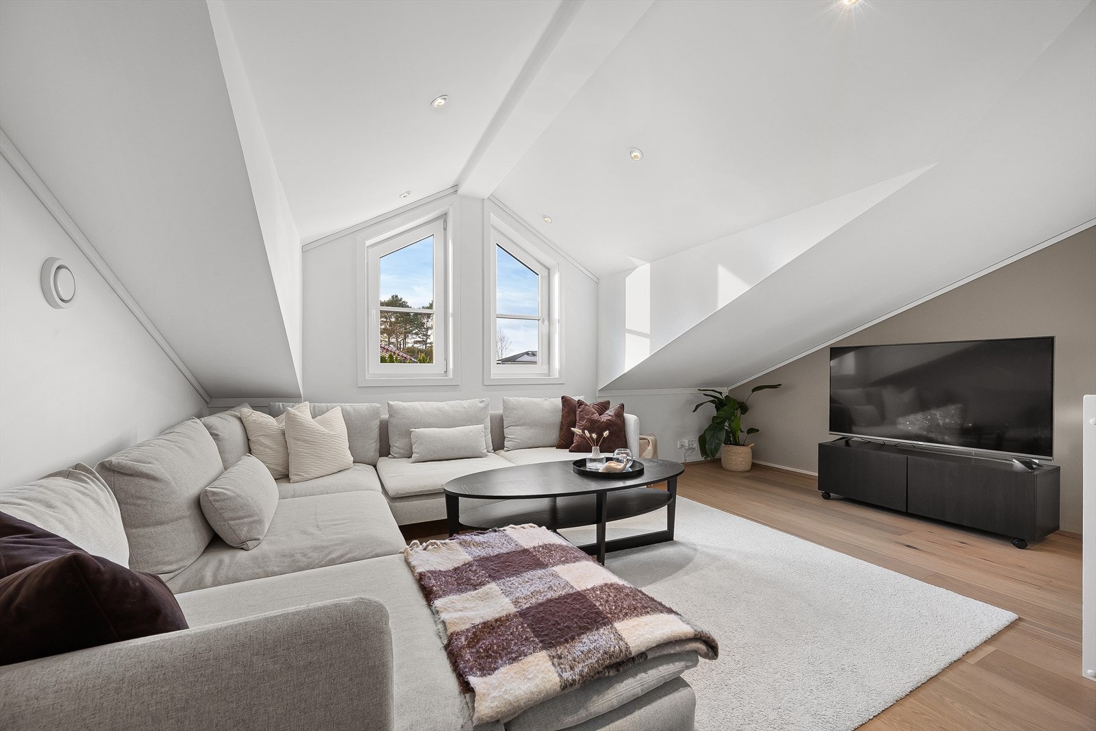 Her er plass til stor sofagruppe og tv-møblement Galleribilde