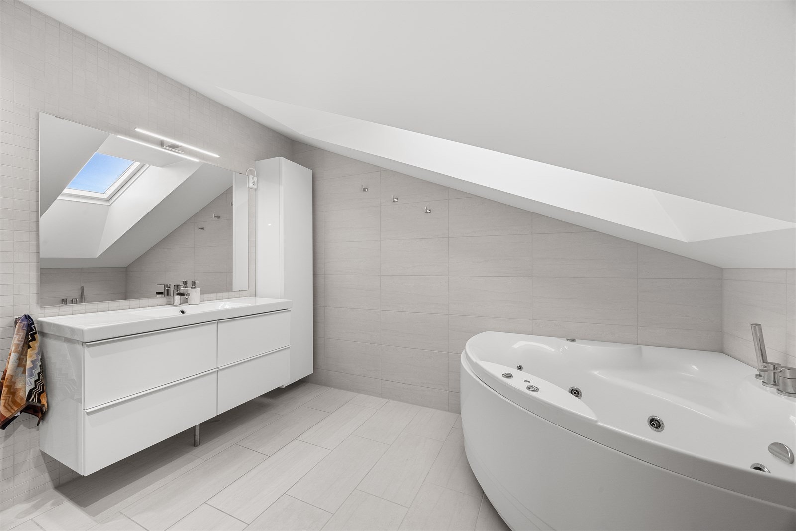 Badet oppe er innredet med boblebad Galleribilde