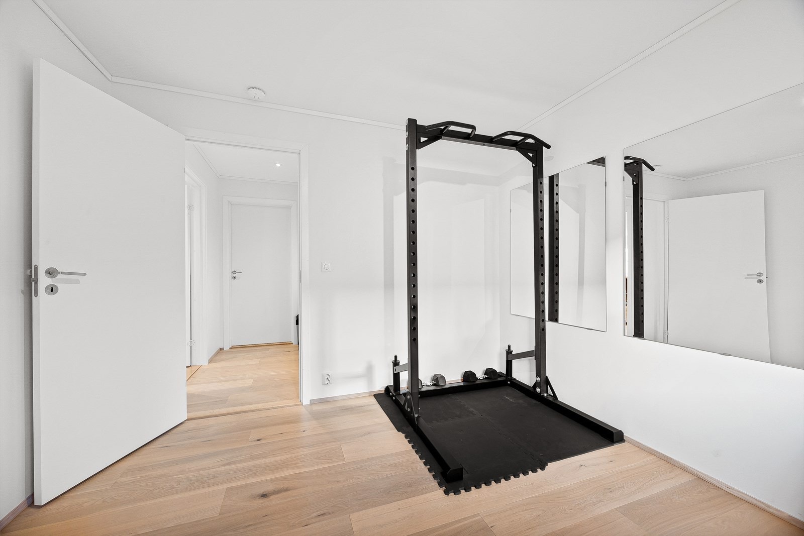 Boligen har 2 soverom i hver av etasjene. Dette soverommet har de innredet som treningsrom Galleribilde
