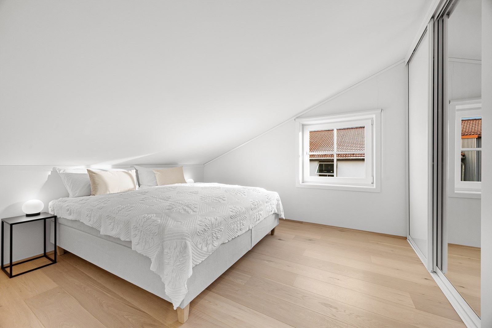 Romslig soverom med god skapplass Galleribilde