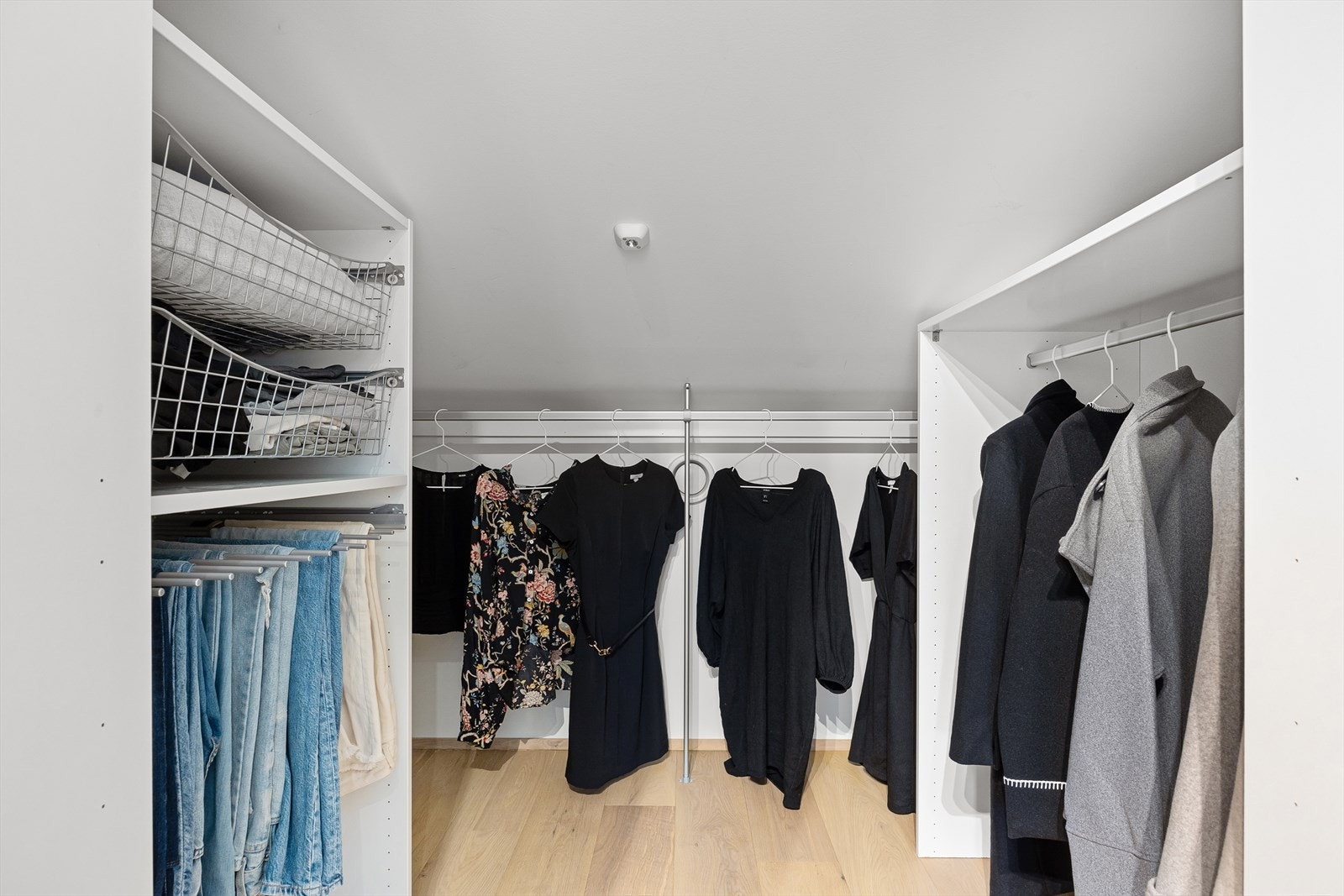 Luksus med egen walk-in garderobe! Galleribilde