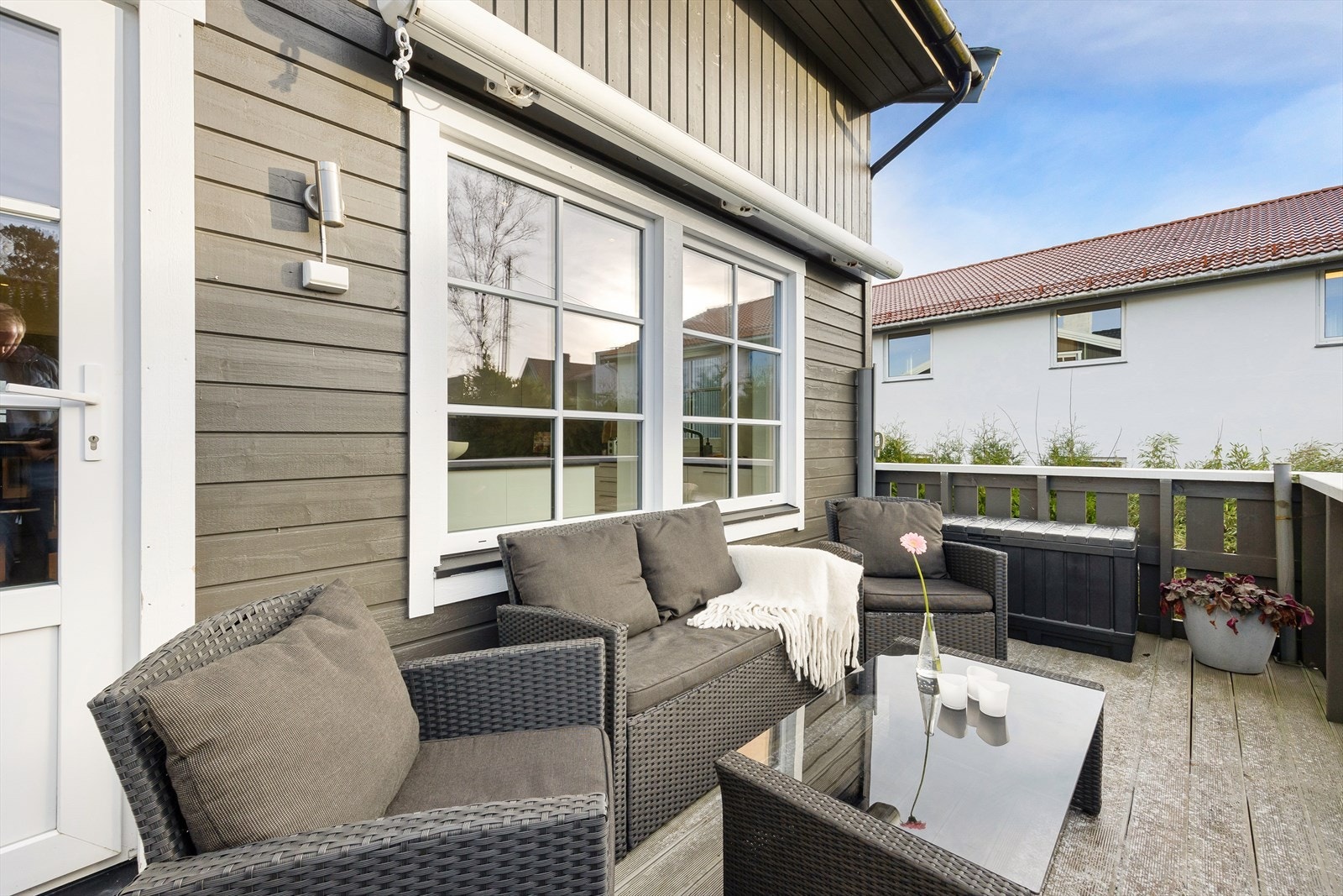 Fra stuen/kjøkkenet er det utgang til en solrik terrasse på 10,9 m² Galleribilde