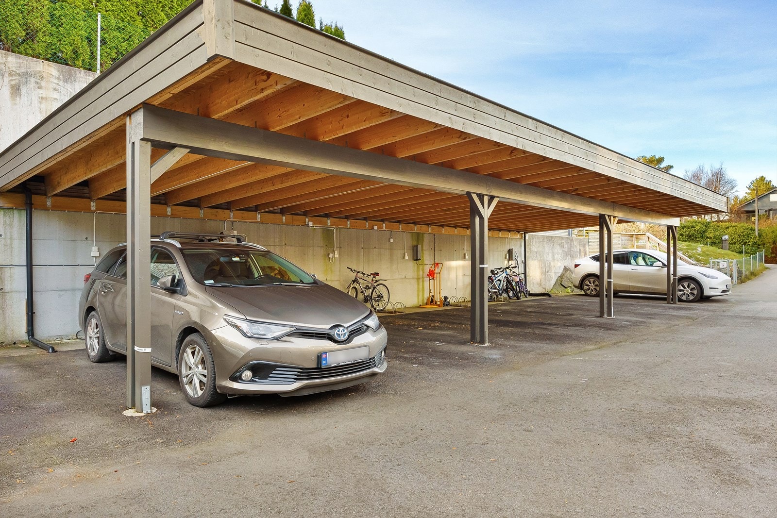 Parkering i carport med montert elbil-lader Galleribilde