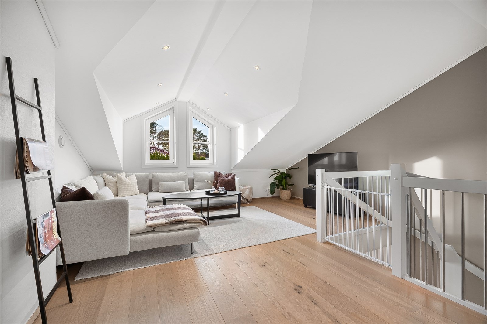 Stuen oppe egner seg utmerket som tv-stue Galleribilde