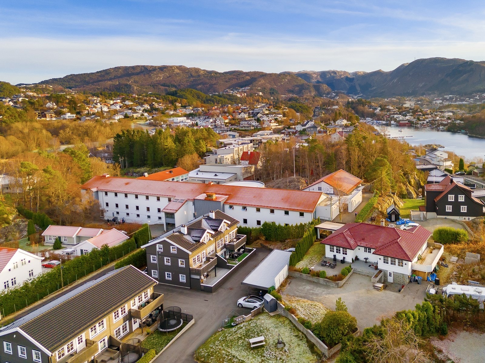 Eiendommen har fine solforhold og er pent opparbeidet Galleribilde