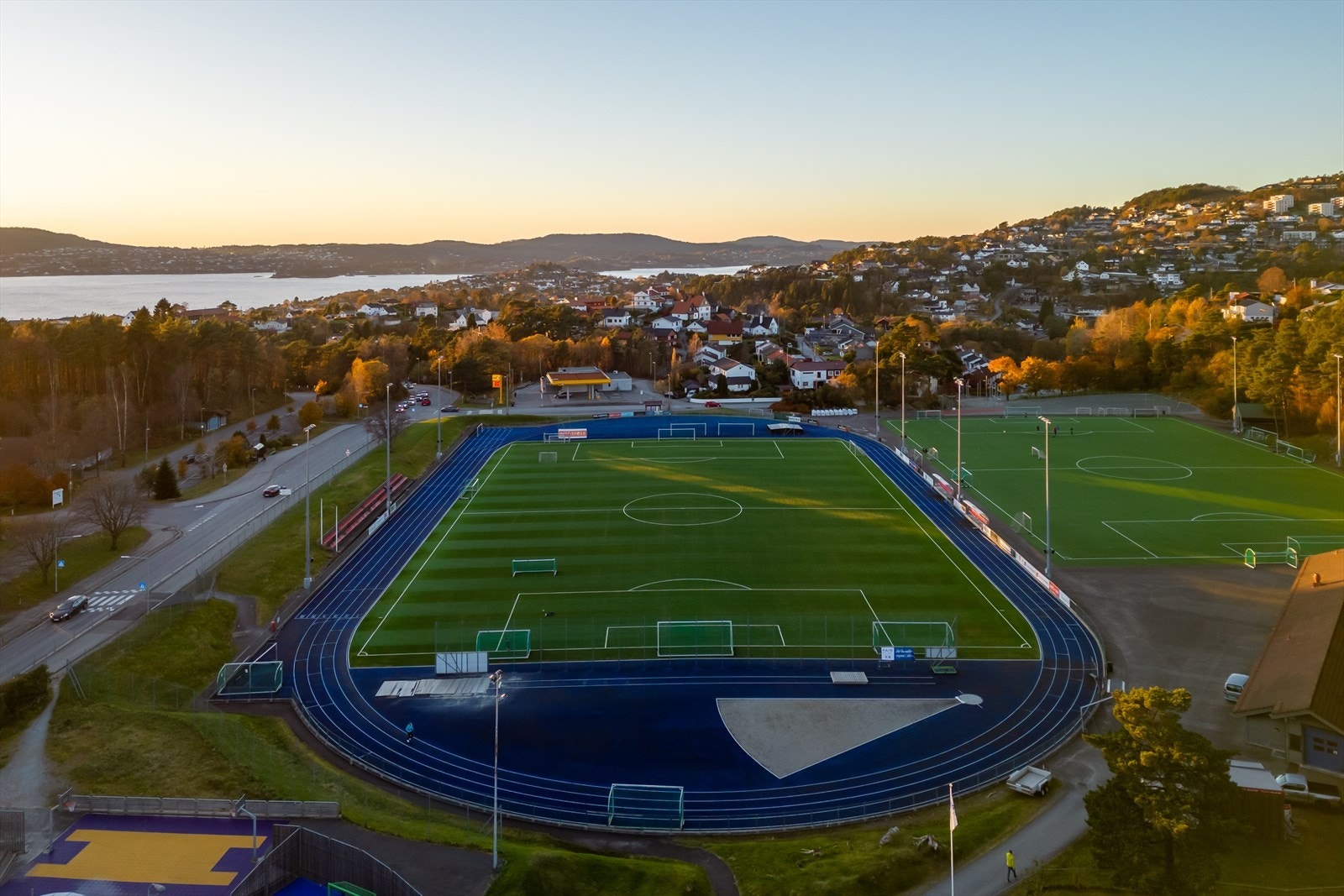 Tertnes bane og Åstveit skole ligger kort vei unna. Galleribilde