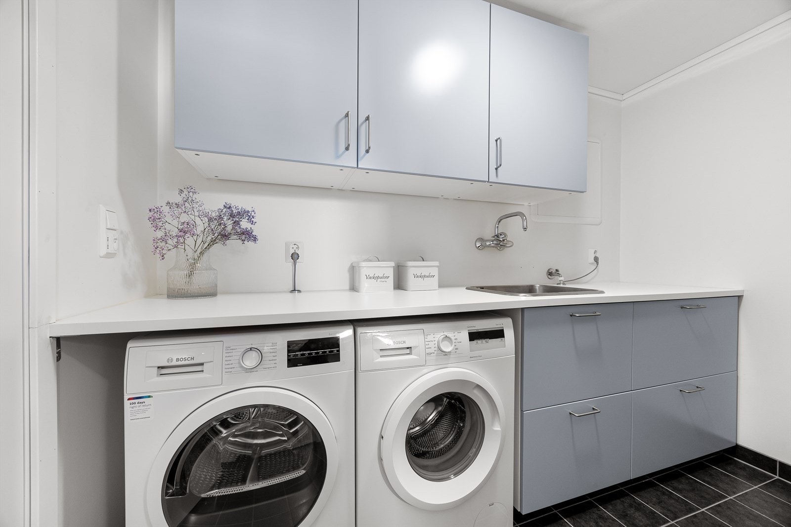 Vaskerommet har flislagt gulv med innlagte varmekabler og innredning fra 2023 Galleribilde