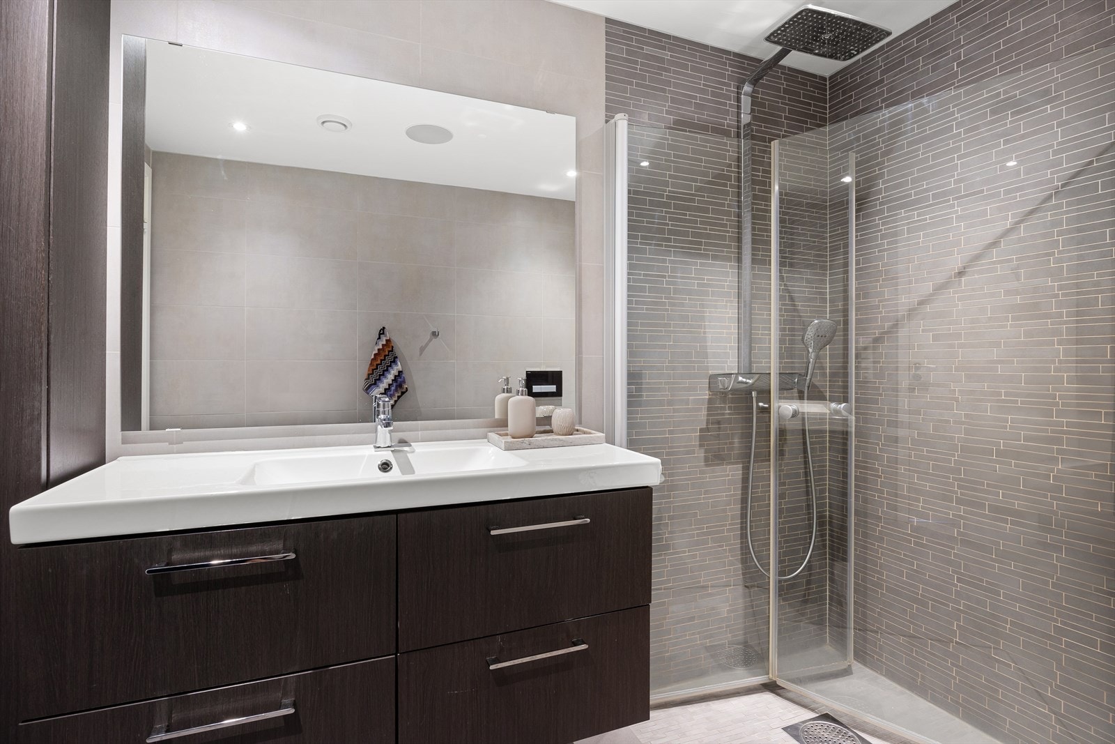 Begge badene har integrert vifte i toalettet med kullfilter! Her er også lydanlegg i himling. Galleribilde