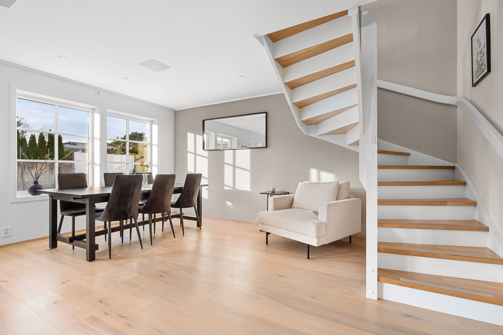 Boligen er fra 2013 og holder gjennomgående god standard på utstyr og innredning Galleribilde