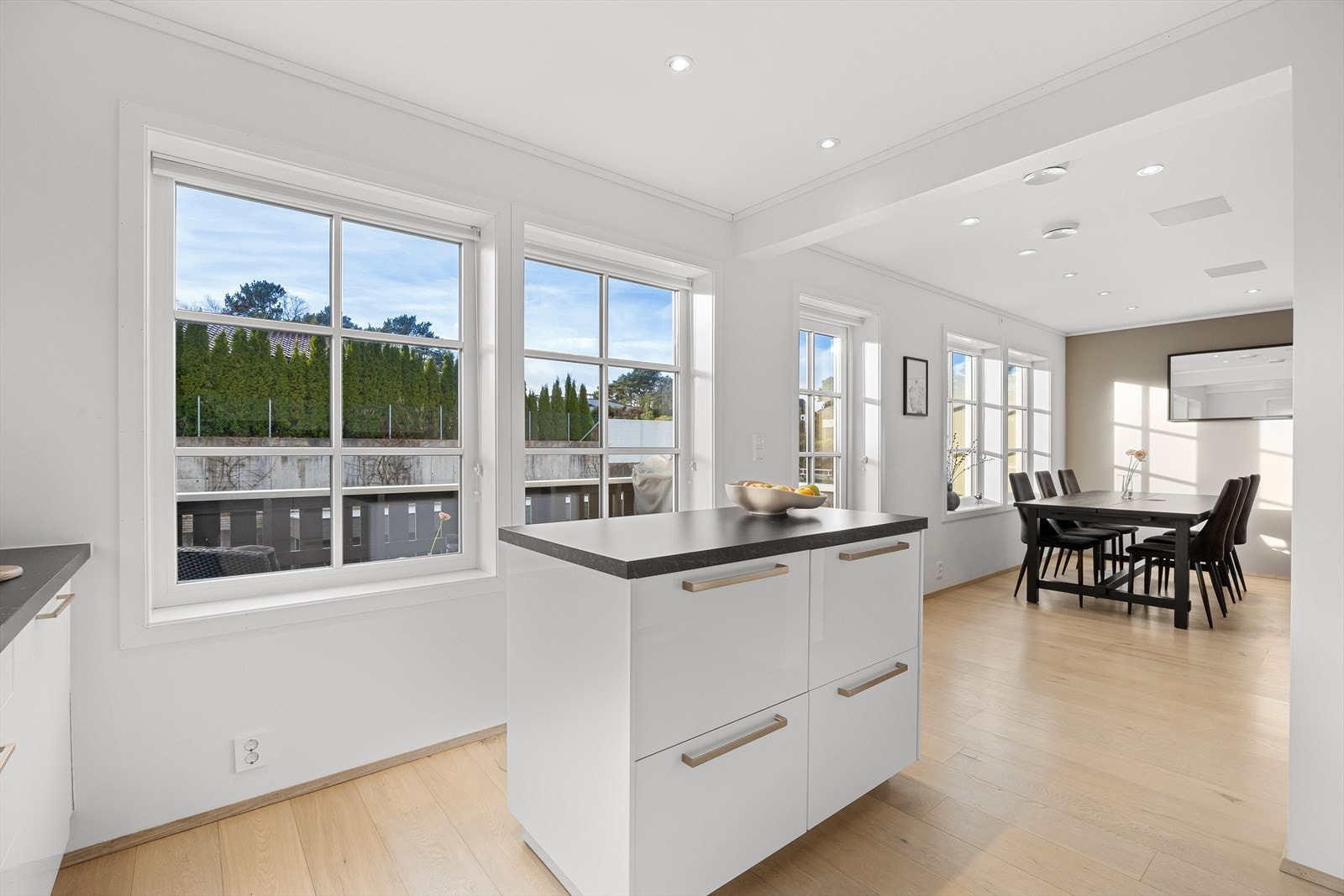 Praktisk kjøkkenøy gir ekstra oppbevaring Galleribilde