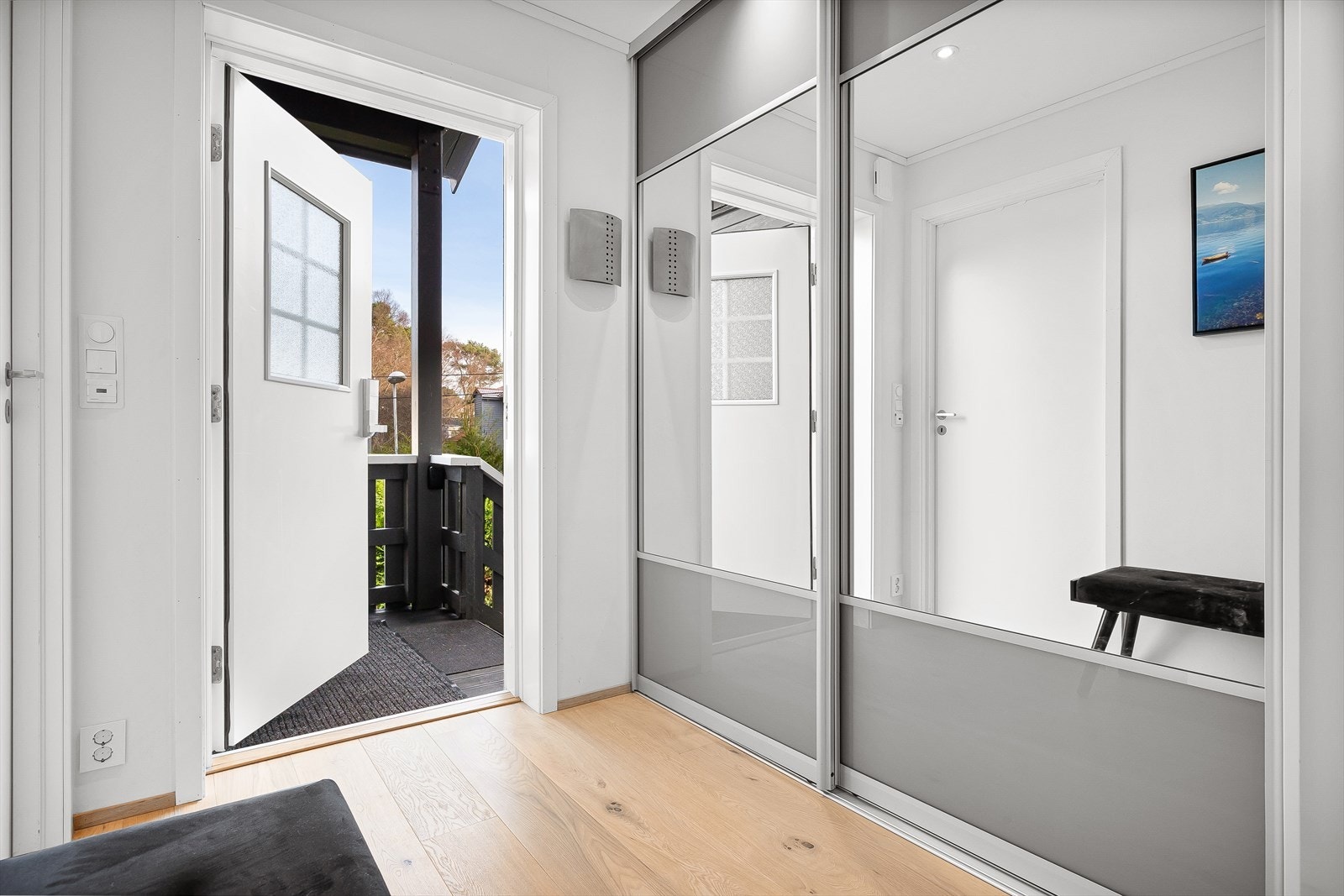 I entréen er det en god garderobeløsning Galleribilde