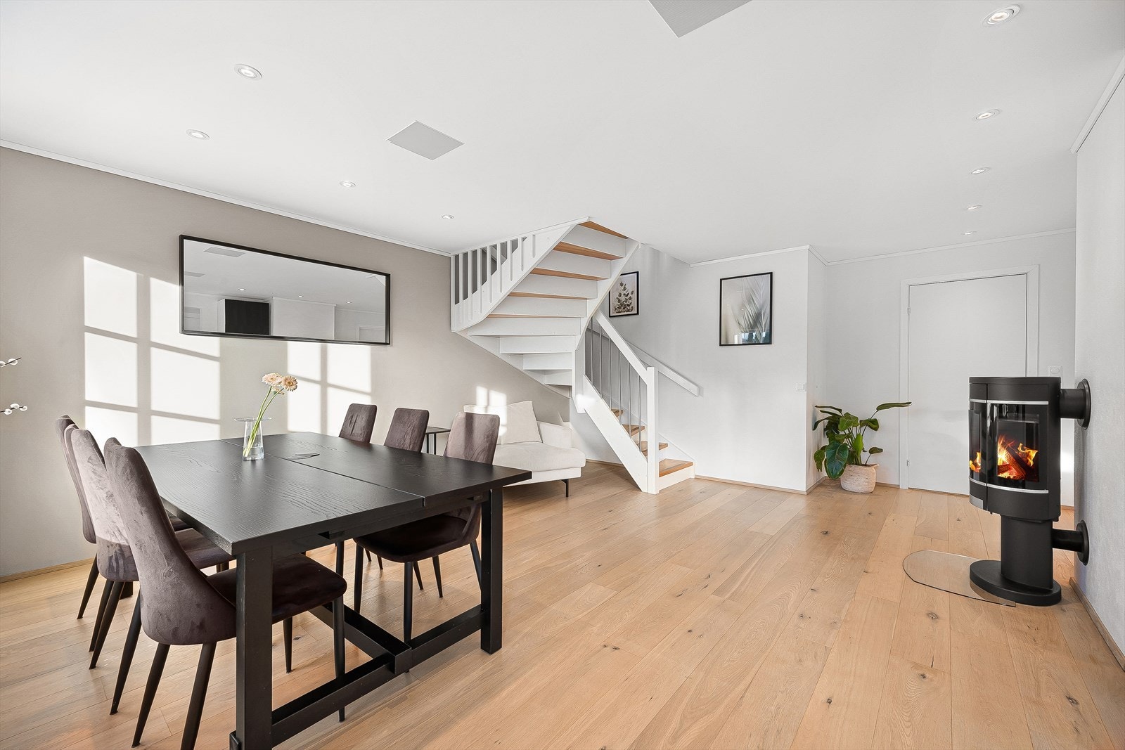 Flott peisovn som fordeler varmen godt i huset sammen med det balanserte ventilasjonsanlegget Galleribilde