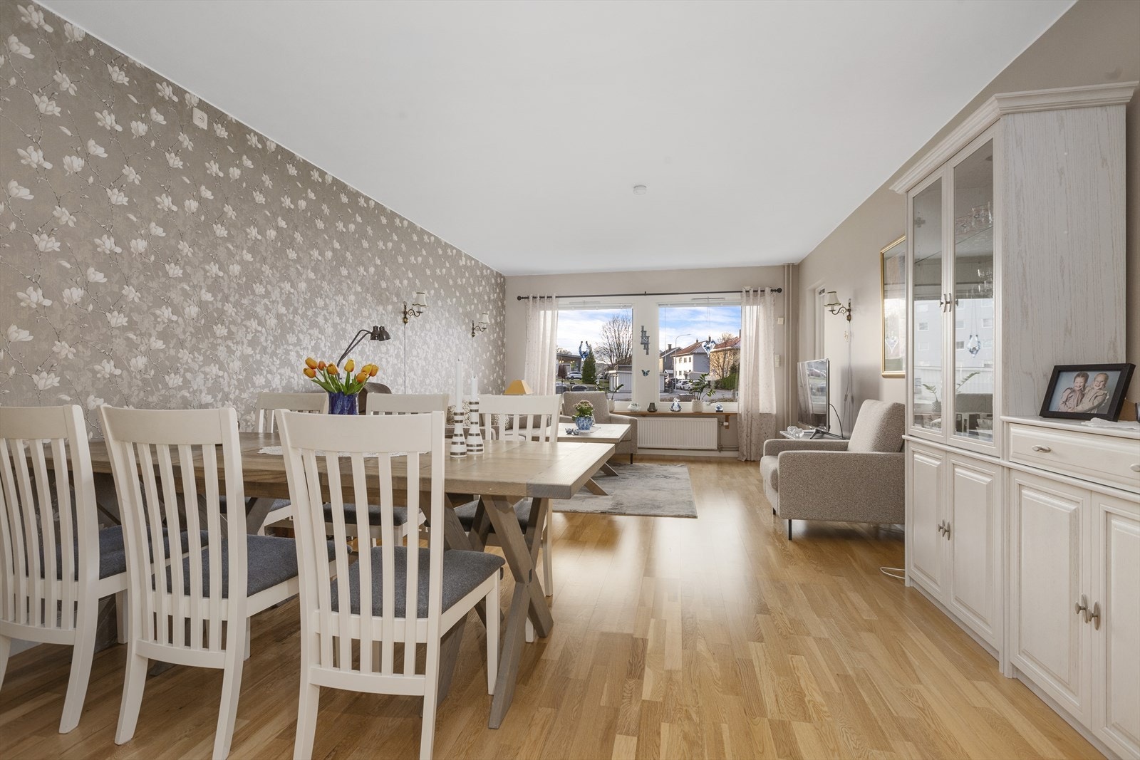 Stuen har nye overflater som gir en god og varm romfølelse Galleribilde