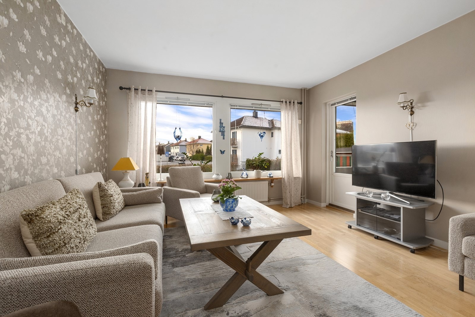 Fra stuen kan du direkte bevege deg ut på en overbygd balkong Galleribilde