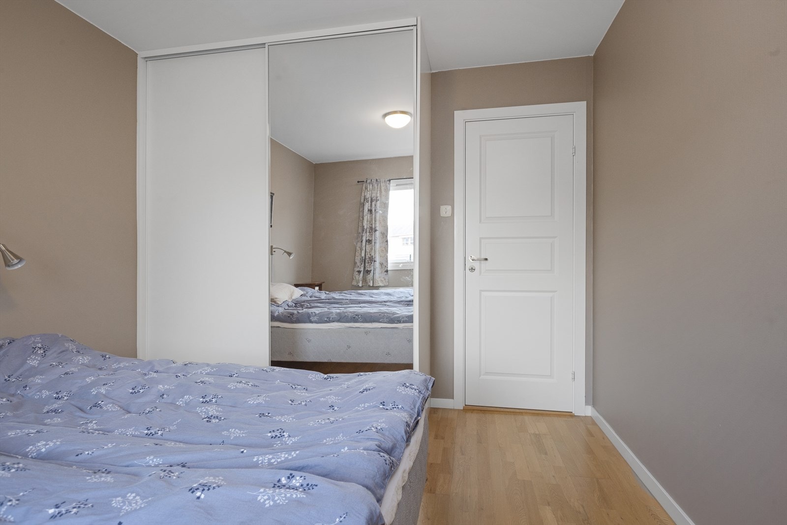 Hovedsoverom har skyvedørsgarderobe m. speil Galleribilde