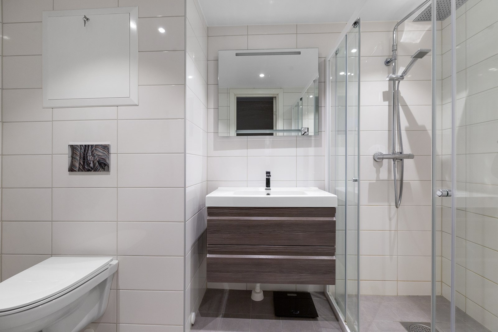 Helfliset baderom med underliggende varmekabler Galleribilde