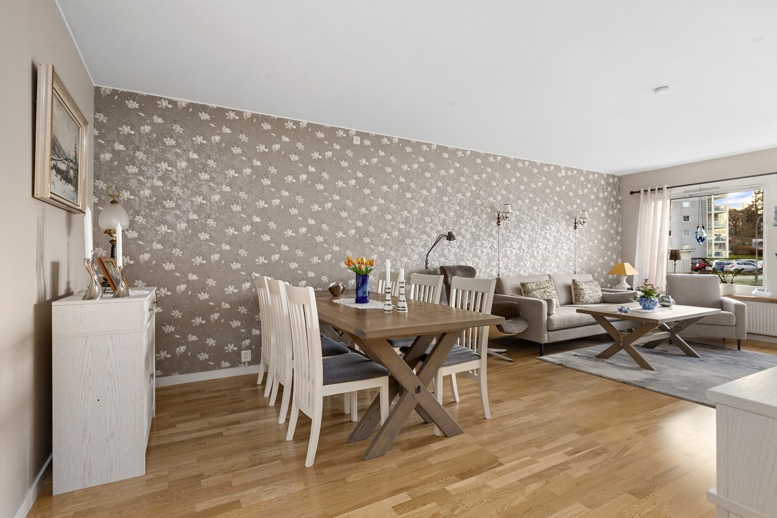 Romslig stue med god plass til spisestue og sofaseksjon Galleribilde