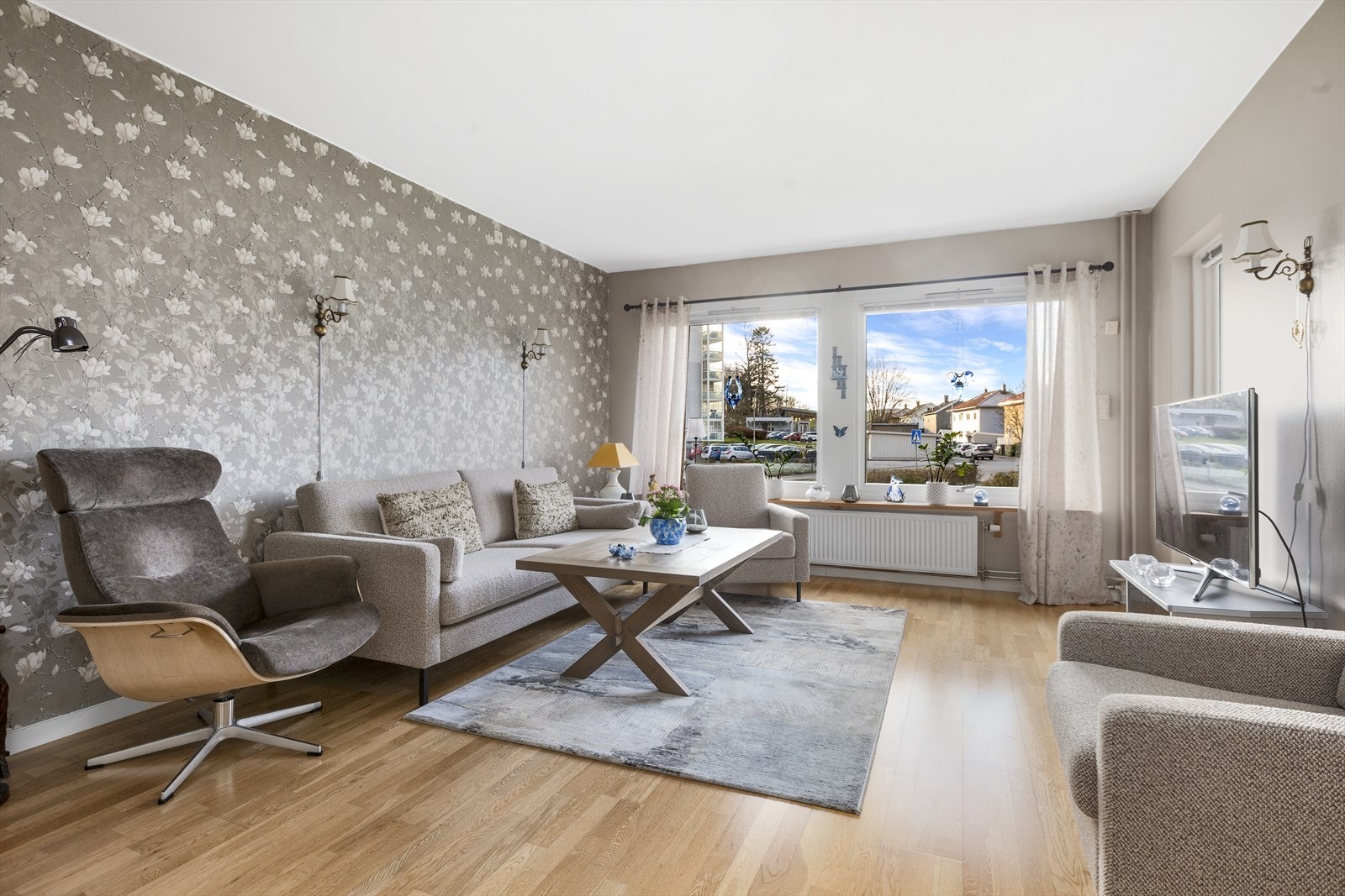 Store vindusflater med utvendig elektrisk markise og radiatorer med varme Galleribilde