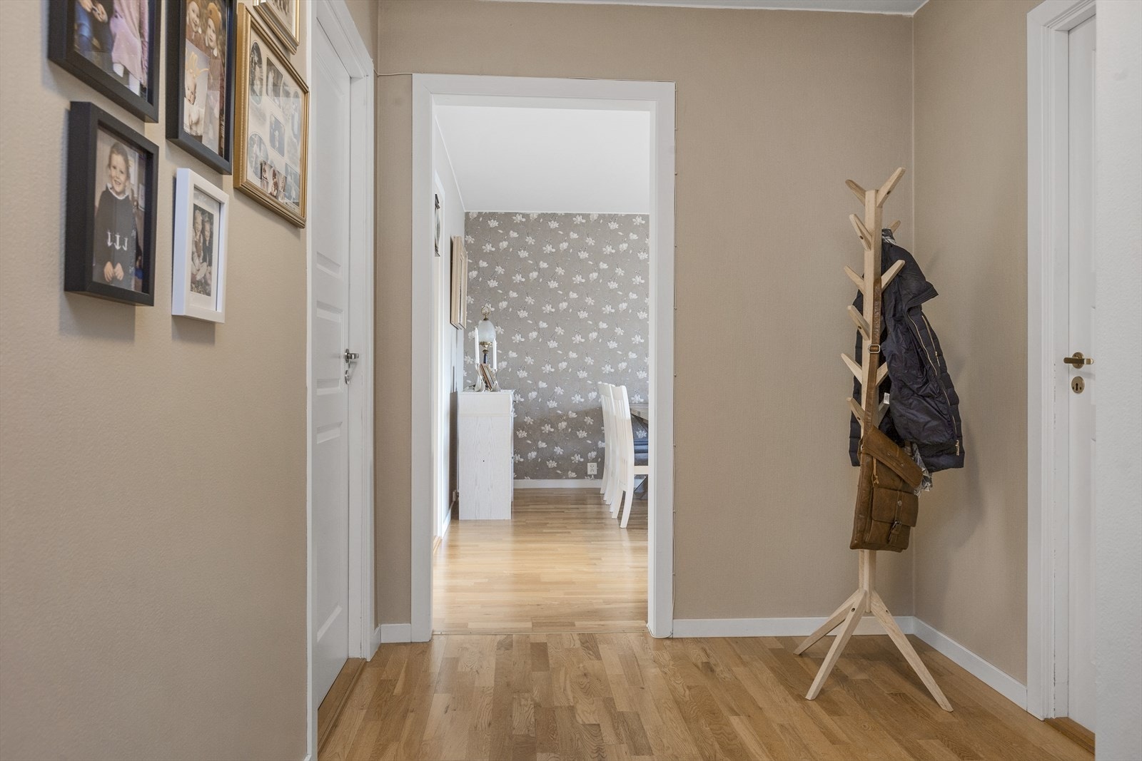 Praktisk entré meg god plass til av- og på kledning Galleribilde