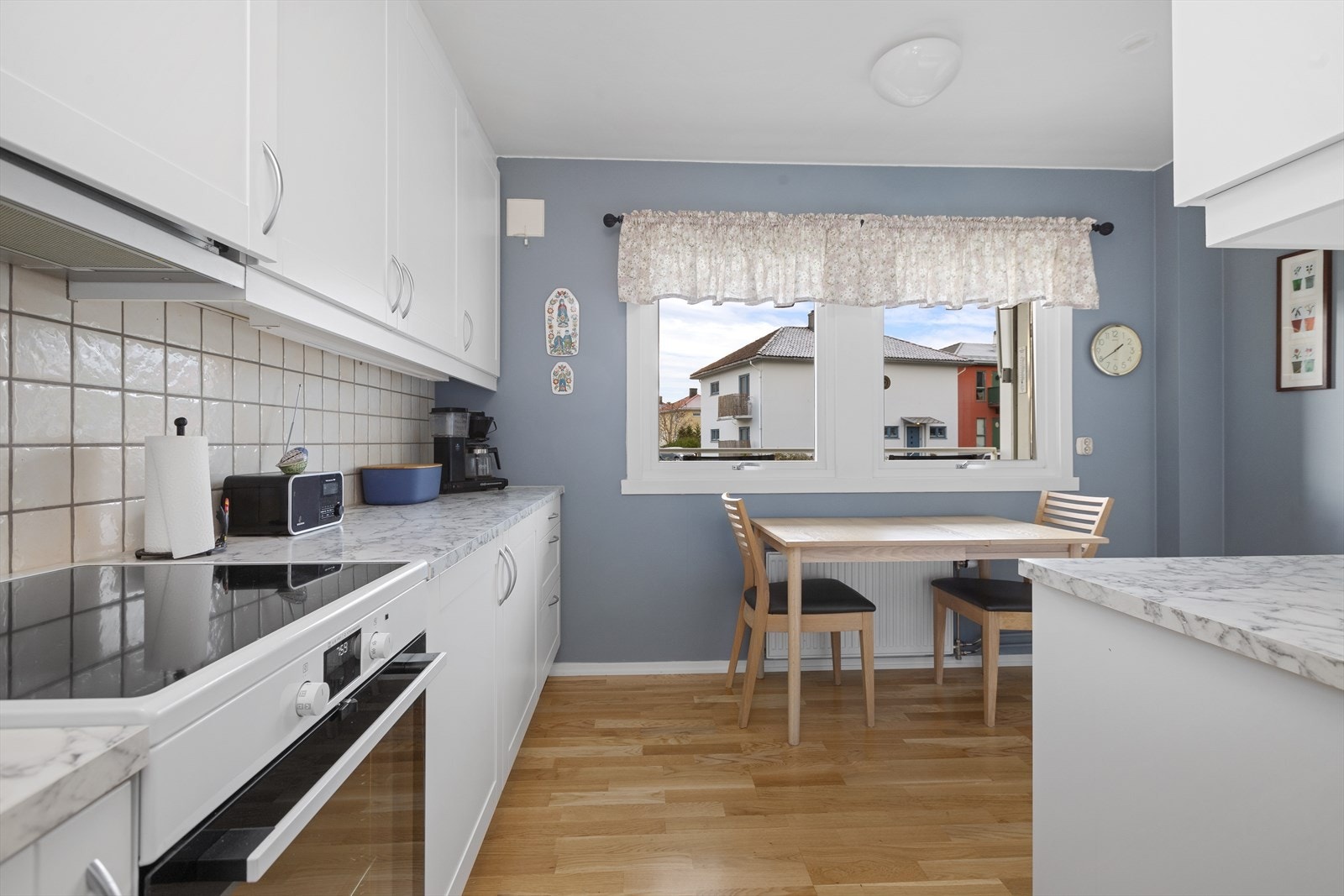 Kjøkken med romtilpasset spiseplass Galleribilde