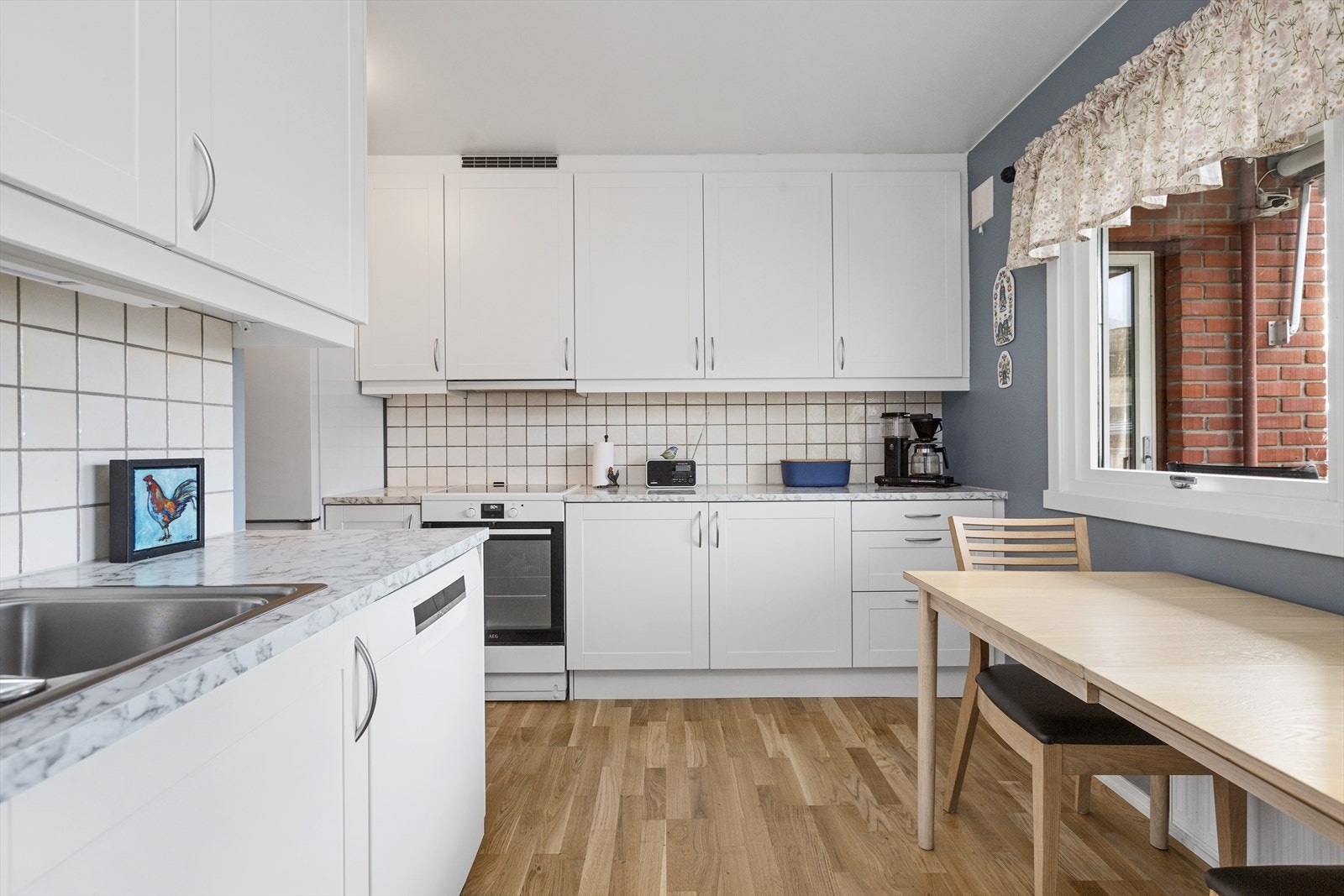 Fliser mellom benk og overskap og innredning helt opp til himlingen Galleribilde