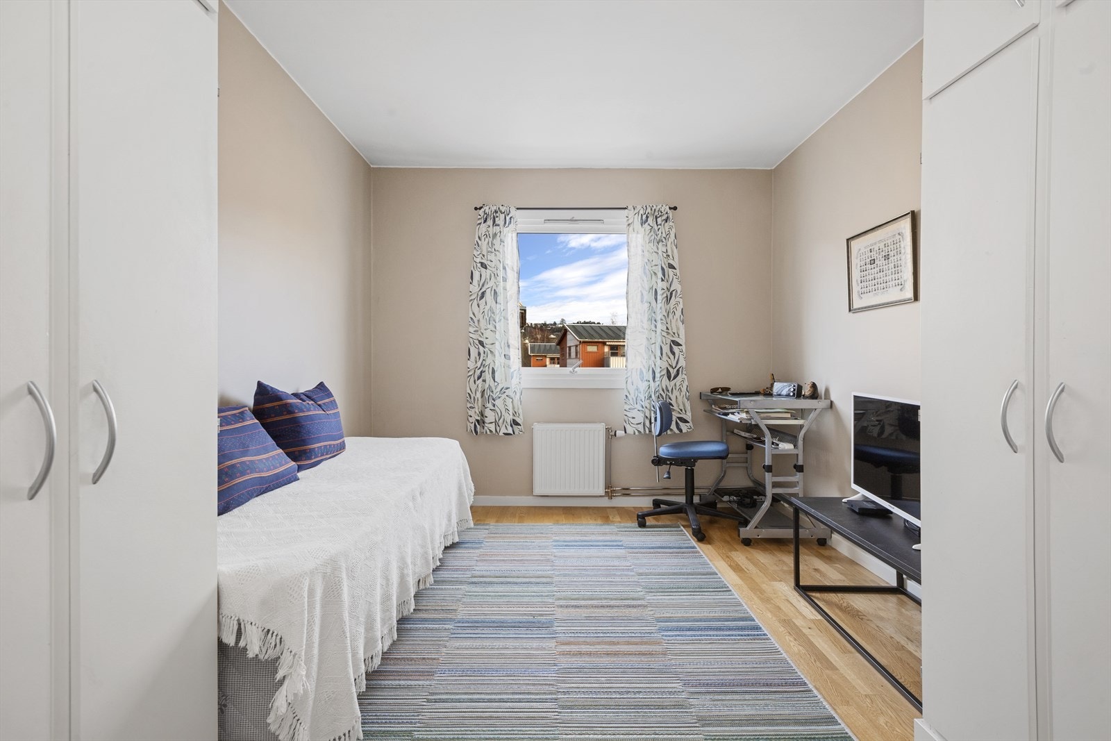 Soverom 2 har to garderobeskap og kan fint benyttes som tv-stue Galleribilde