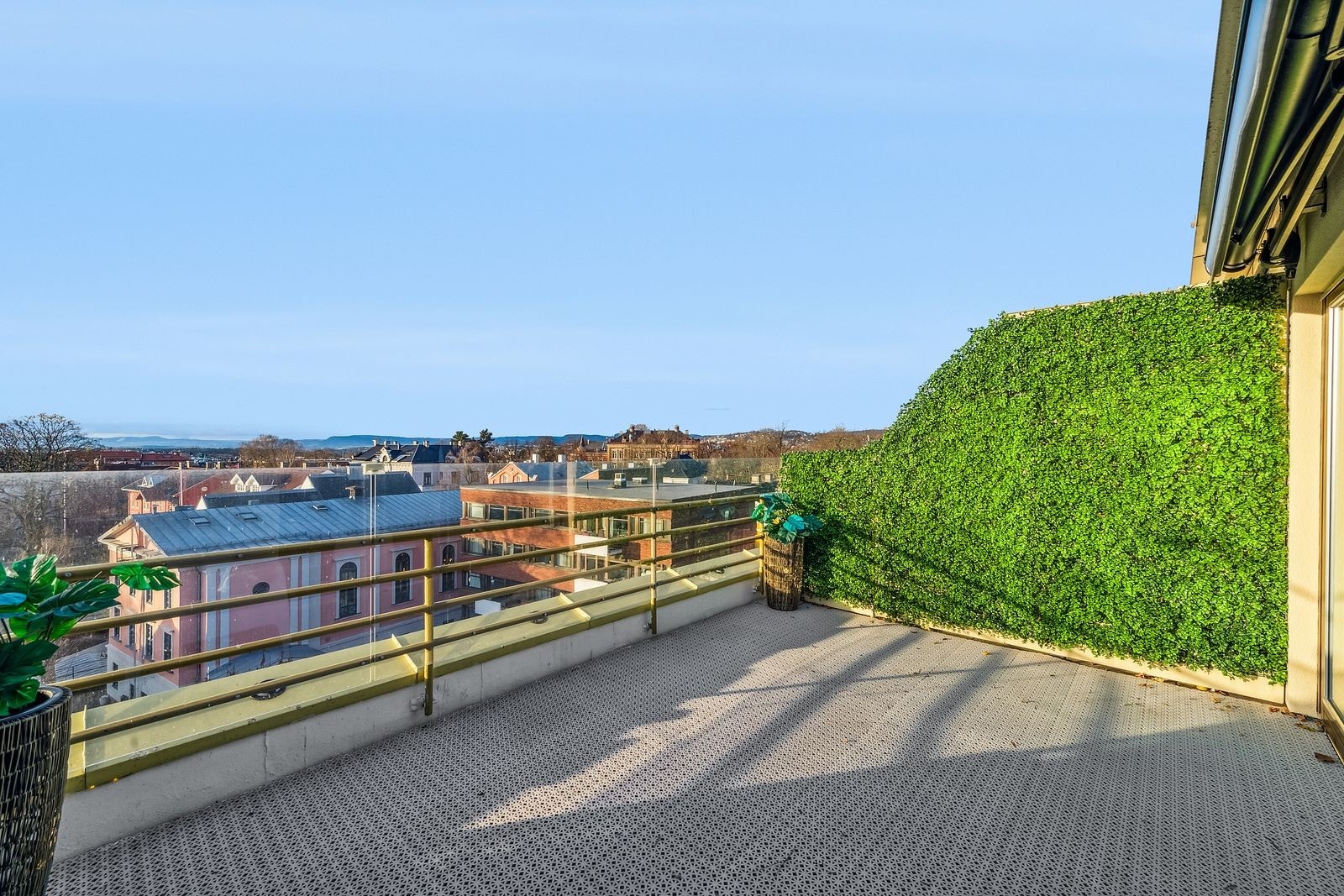 Terrassen er på hele 15m2 og med fantastisk utsikt over byen. Galleribilde
